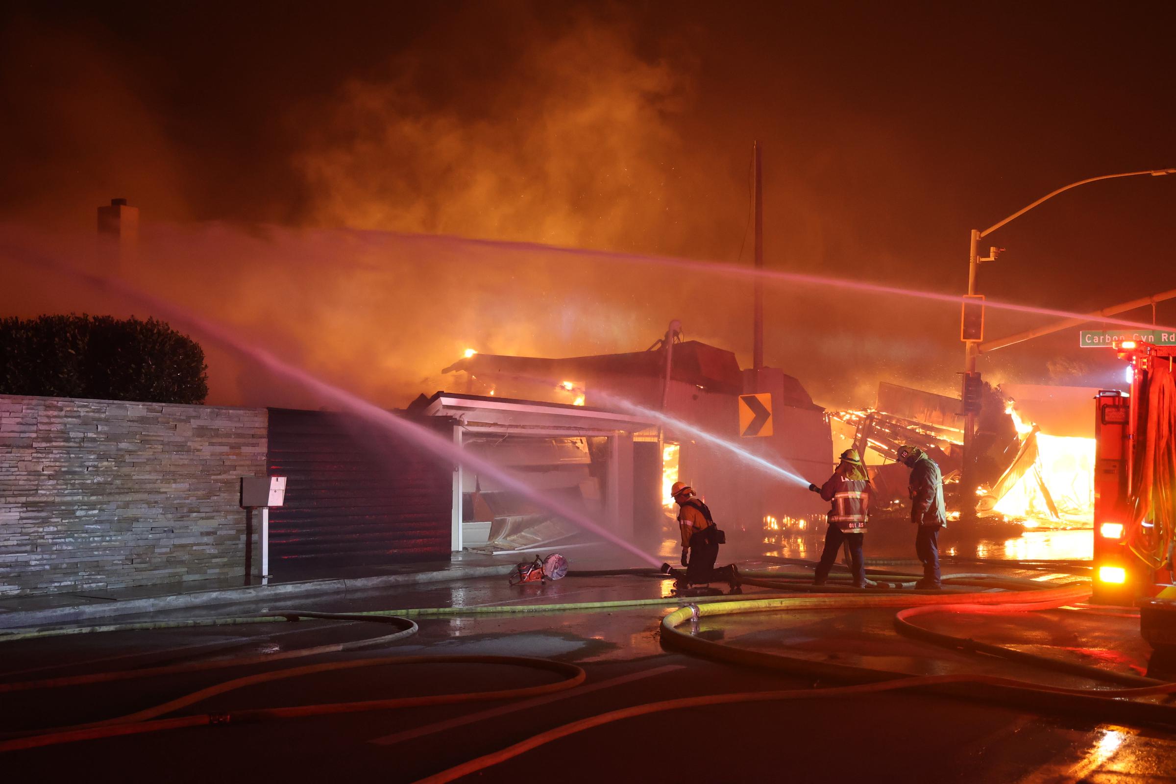 Les pompiers continuent de lutter contre l'incendie de Palisades alors que les flammes font rage à Los Angeles, en Californie, le 9 janvier 2025 | Source : Getty Images