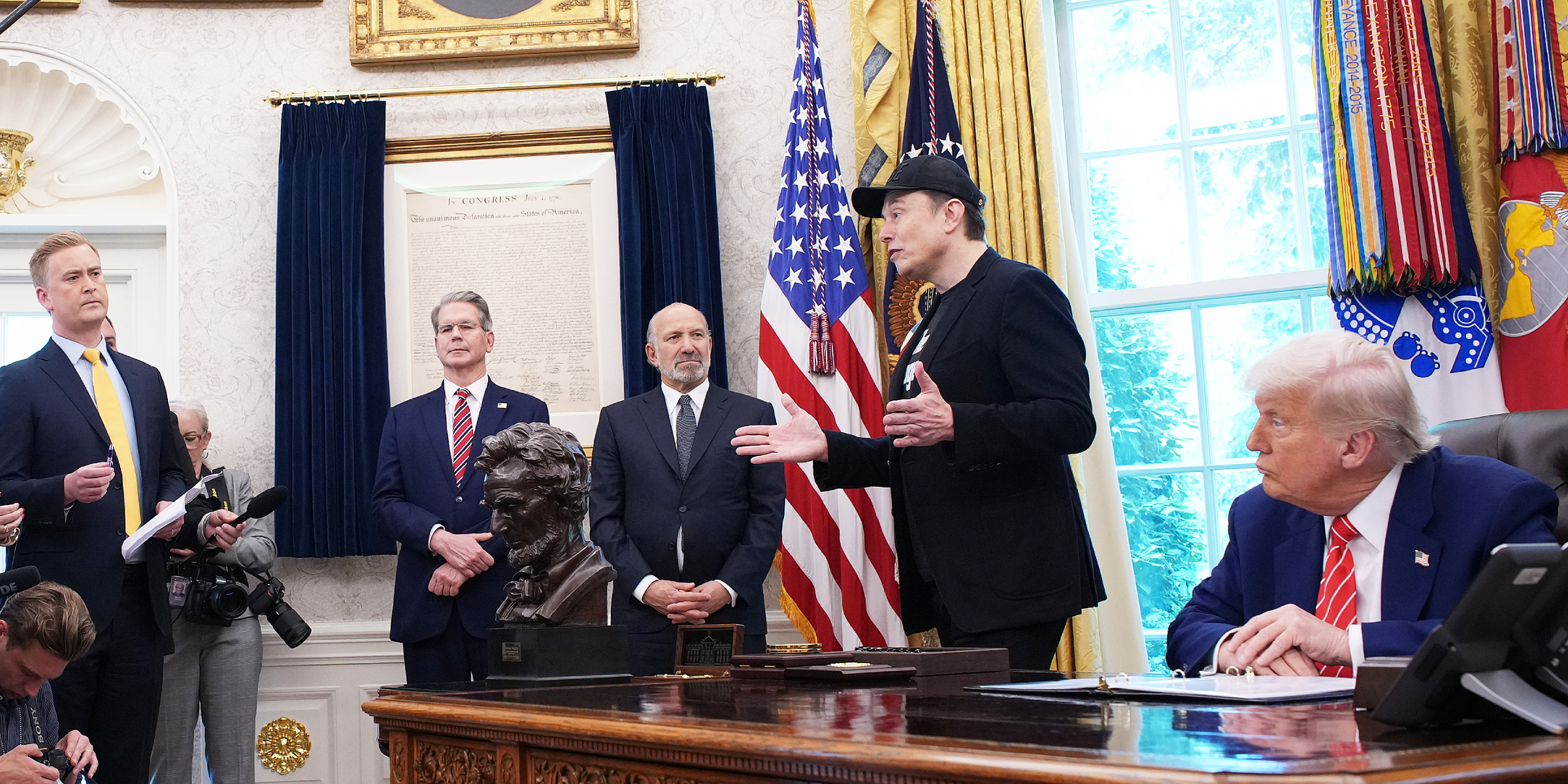 Elon Musk s'exprime aux côtés du président américain Donald Trump devant des journalistes dans le bureau ovale | Source : Getty Images