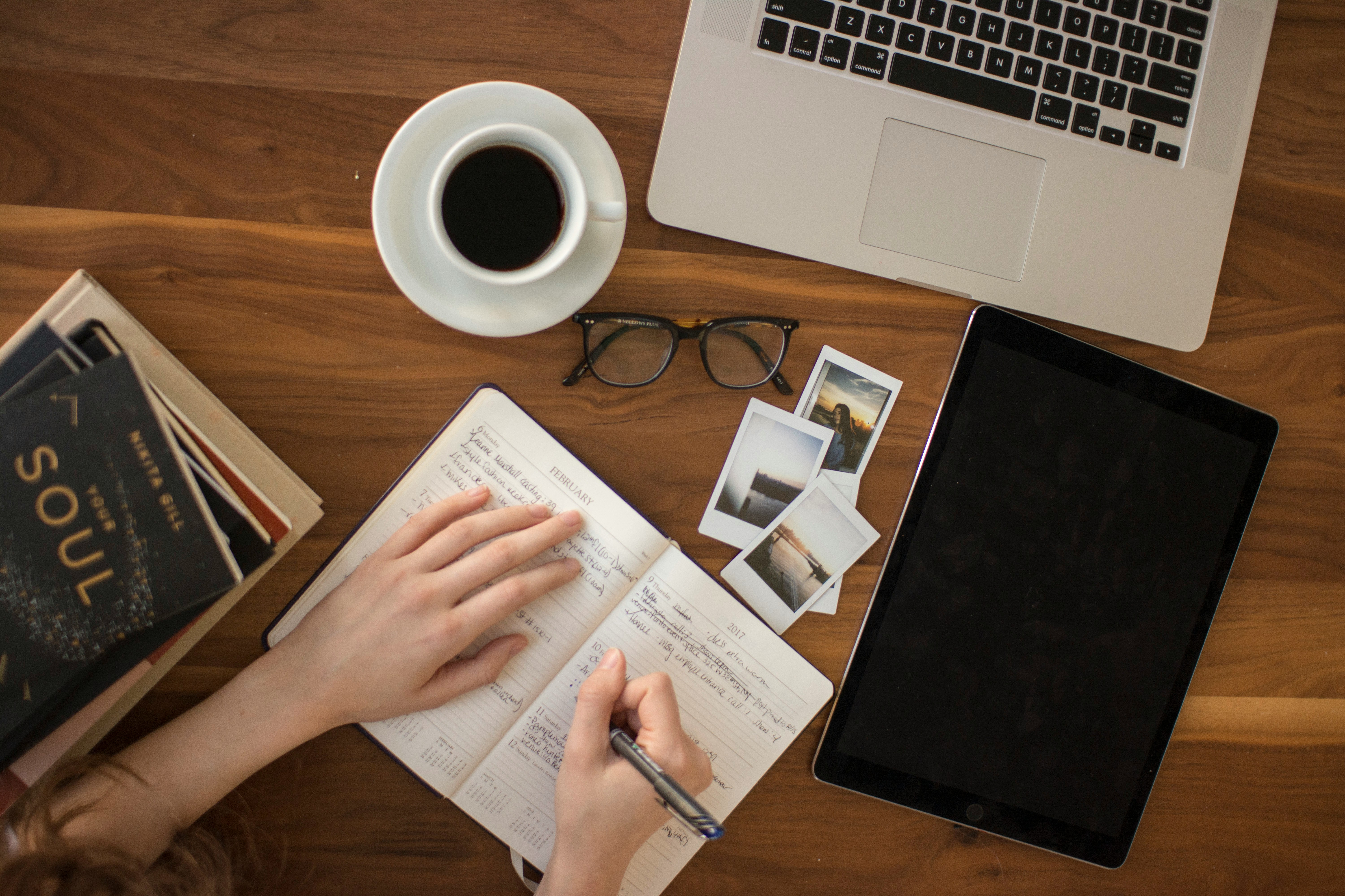 Une fille qui écrit quelque chose dans son journal intime | Source : Unsplash