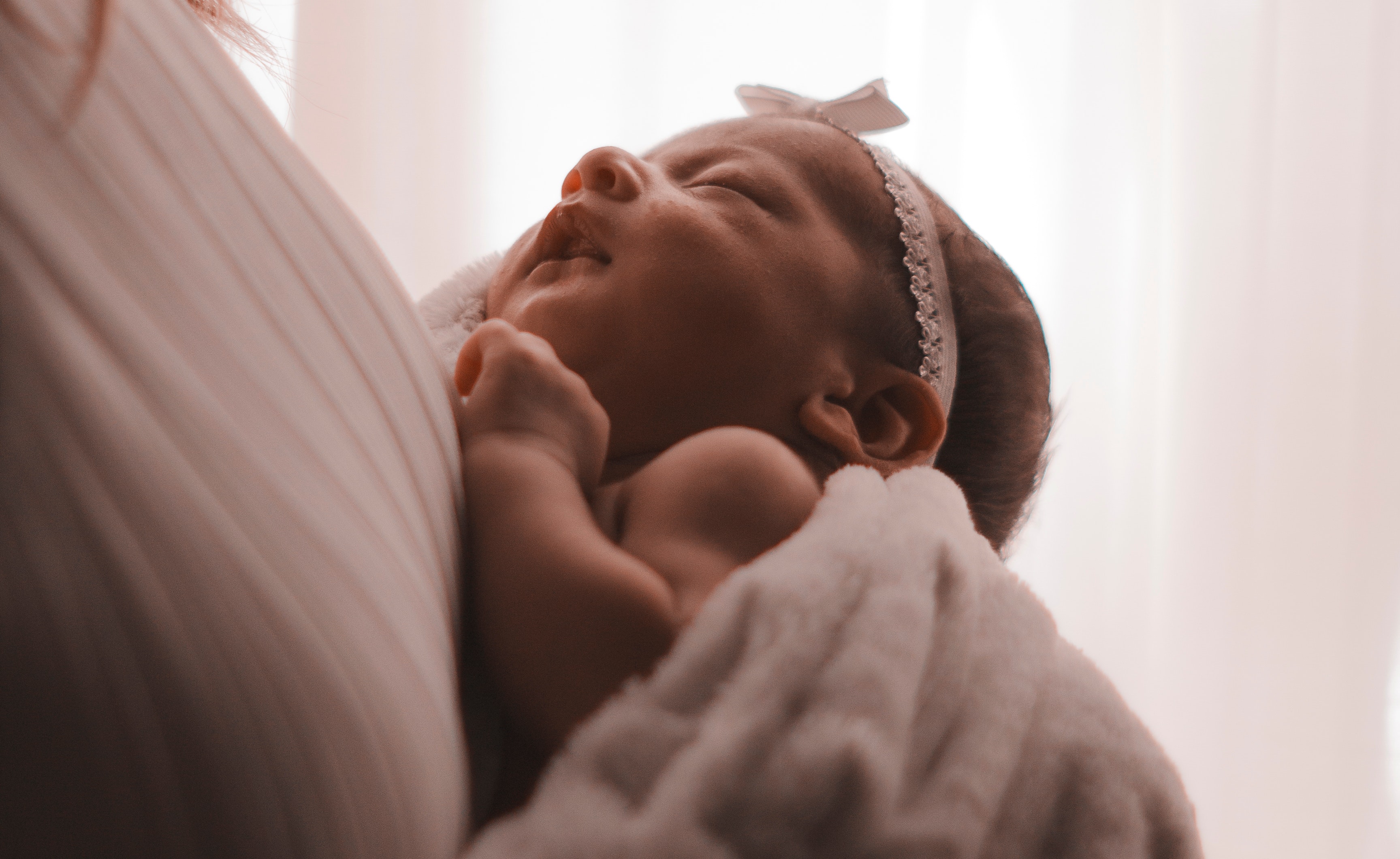 Une femme tenant une petite fille nouveau-née | Source : Pexels