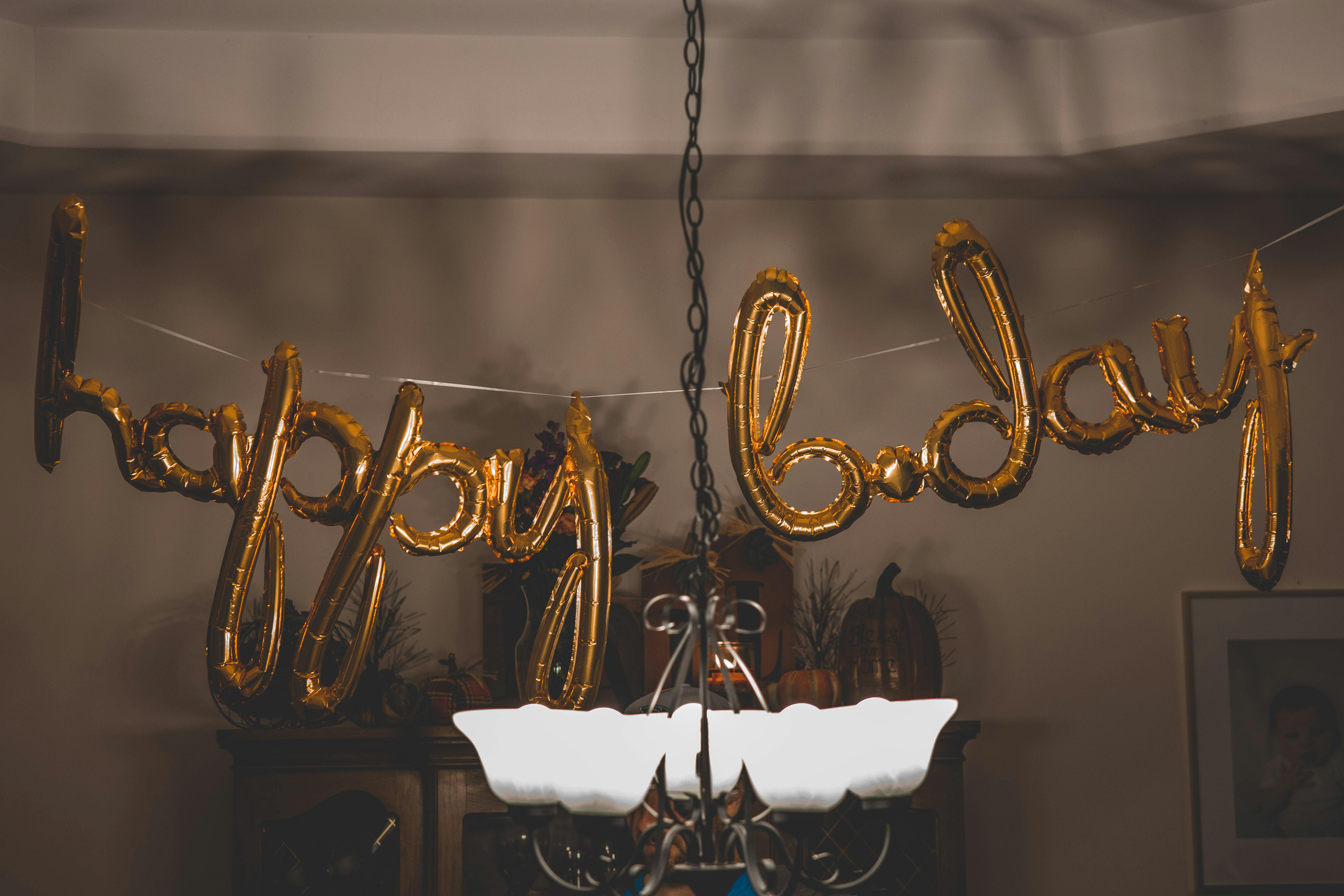 Un panneau "Joyeux anniversaire" | Source : Pexels