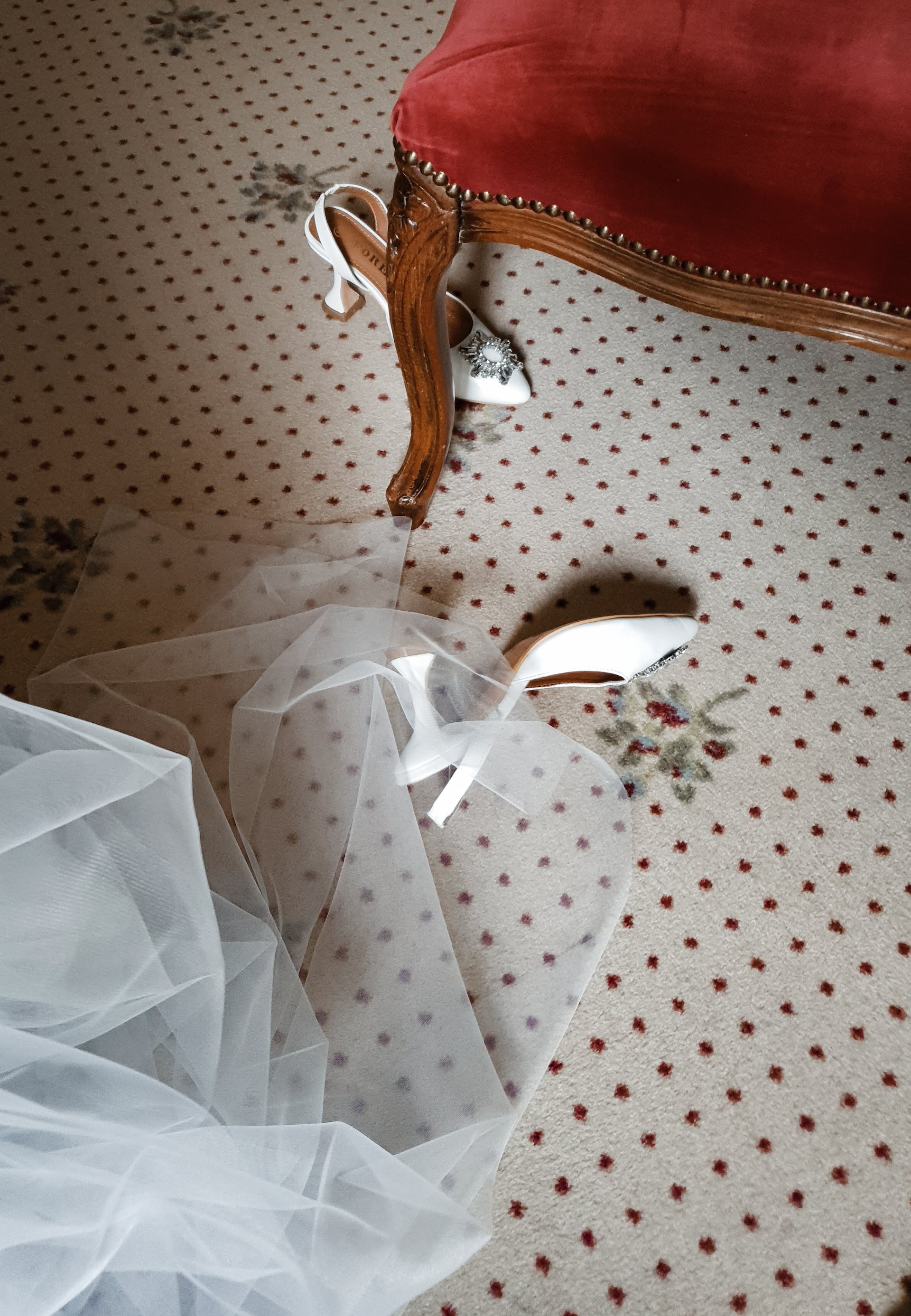 Robe de mariée et chaussures sur le sol | Source : Pexels