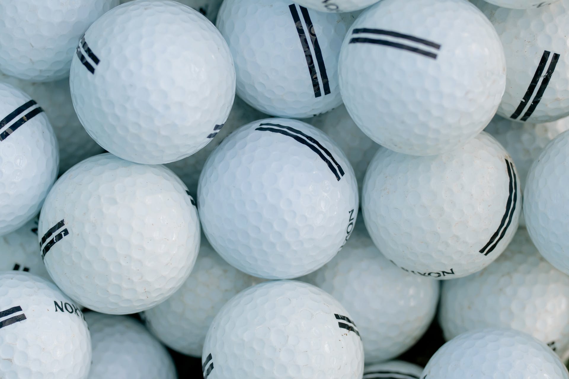 Pelotas de golf | Fuente: Pexels