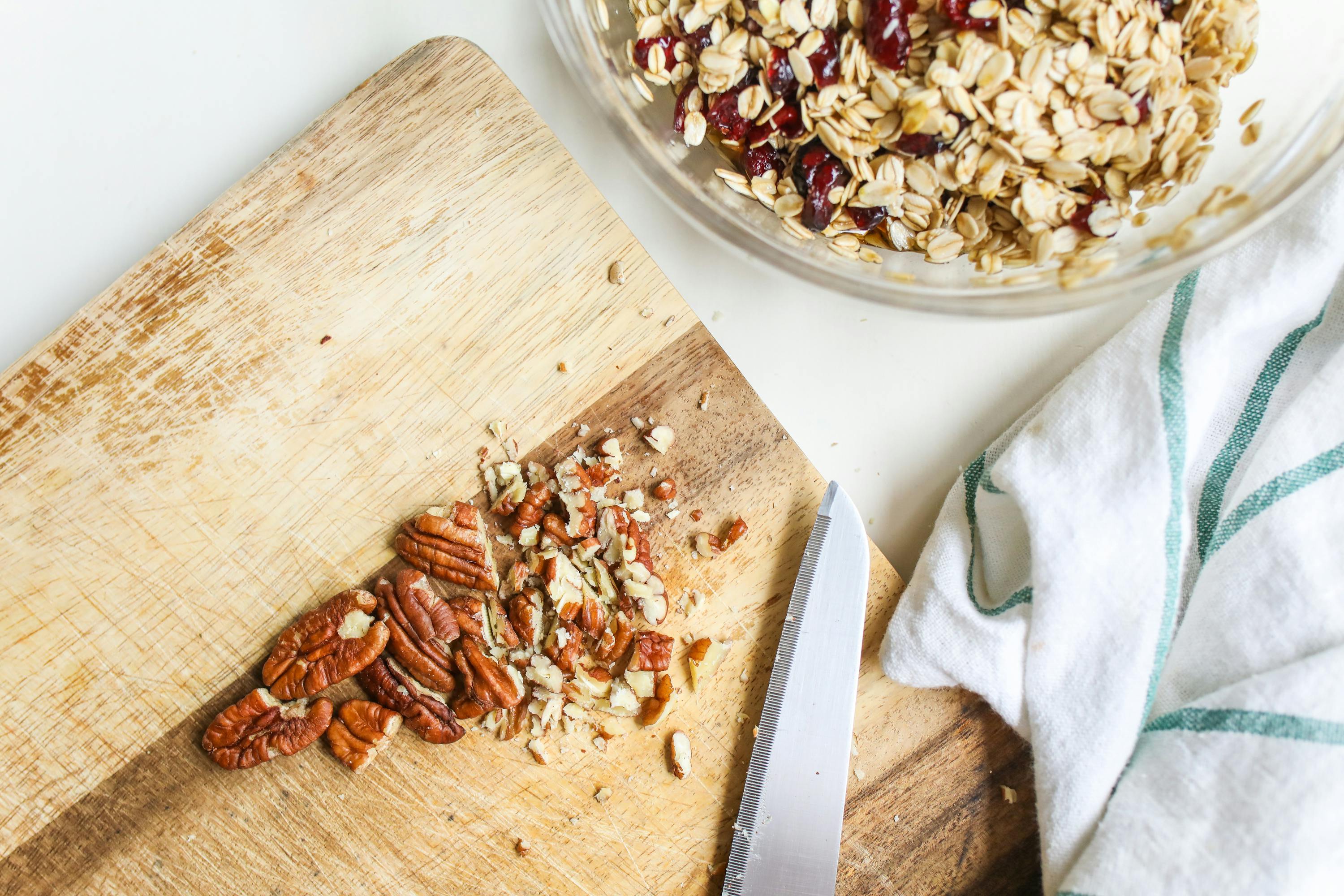 Des noix de pécan hachées sur une planche | Source : Pexels