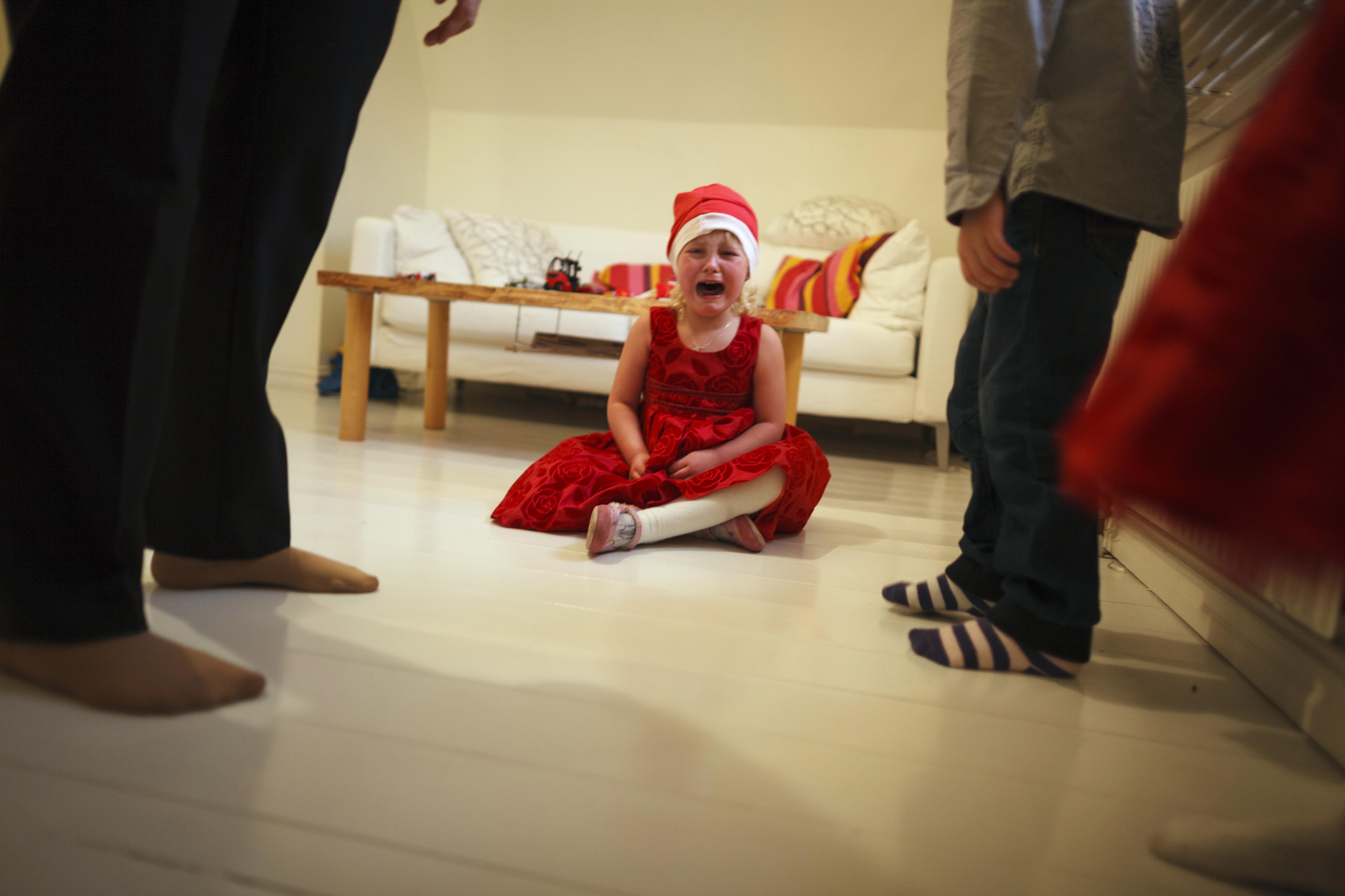 Jeune fille pleurant à Noël | Source : Getty Images