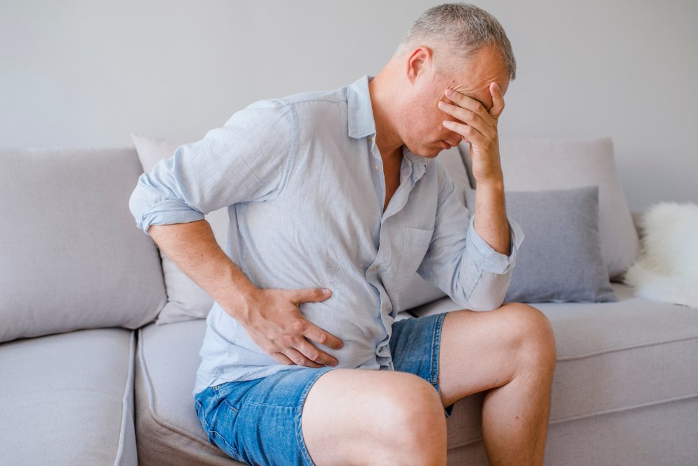 Un homme avec des douleurs abdominales. | Photo: Shutterstock