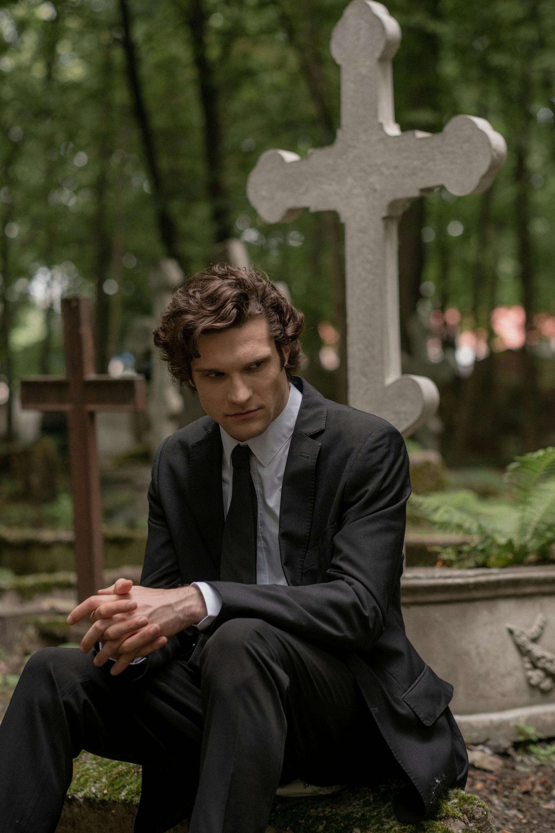 A man mourning in a cemetery | Source: Pexels