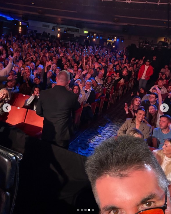 Simon Cowell en selfie avec le public de "Britain's Got Talent" lors des auditions dans un post daté du 8 janvier 2025 | Source : Instagram/simoncowell