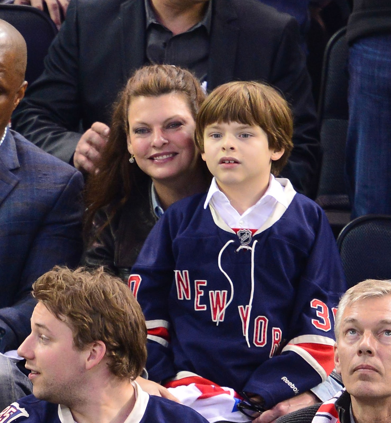 Linda Evangelista a assisté au match des Canadiens de Montréal contre les Rangers de New York avec son jeune fils au Madison Square Garden le 29 mai 2014. Bien qu'elle soit une icône de la mode, la priorité d'Evangelista était d'être une mère compréhensive, rejoignant souvent son fils pour des "choses de garçon" comme le sport. | Source : Getty Images