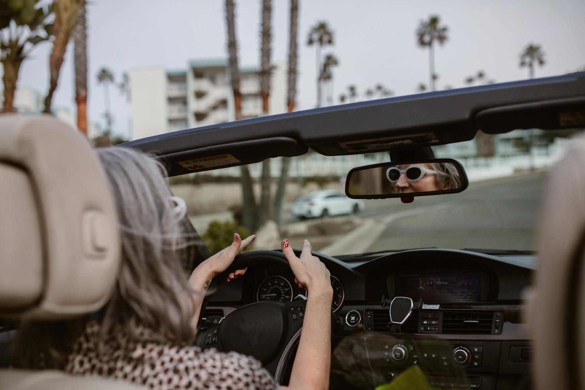 Une femme d'âge mûr au volant d'une voiture | Source : Pexels