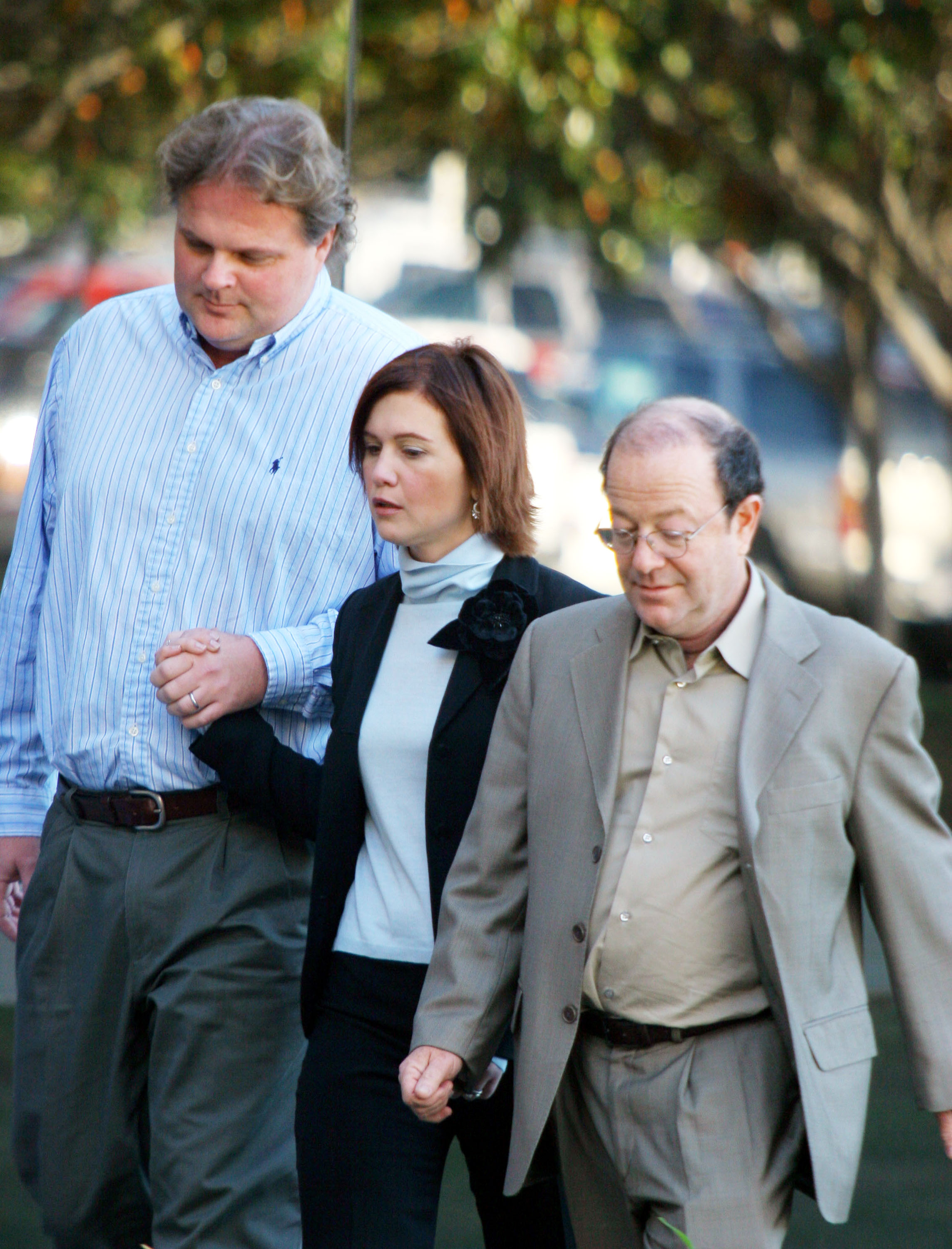 Tracey Gold et Roby Marshall arrivent au tribunal supérieur de Ventura le 19 novembre 2004, à Ventura, en Californie. | Source : Getty Images