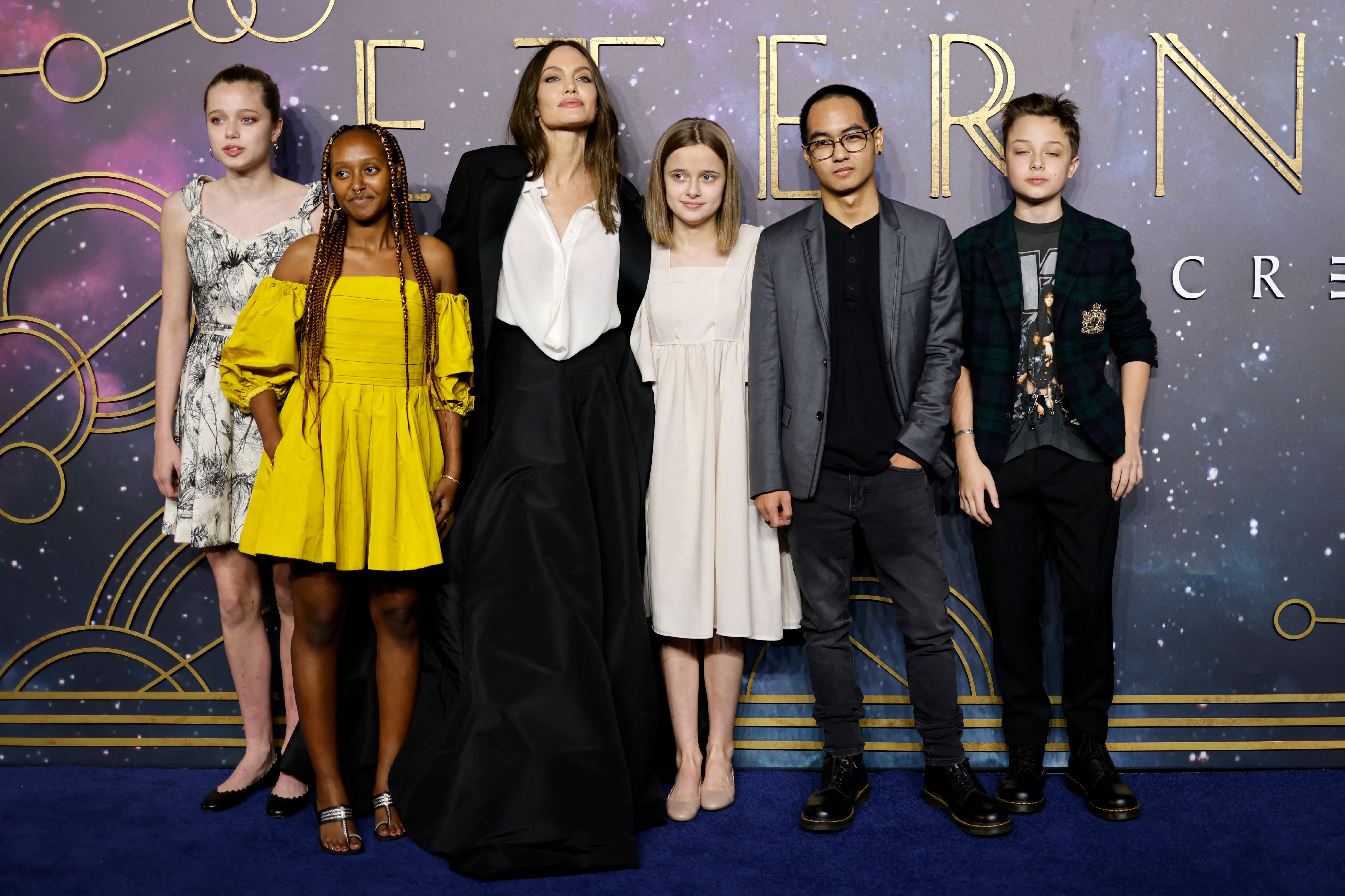 Angelina Jolie avec ses enfants Shiloh, Zahara et Vivienne Jolie-Pitt, Maddox et Knox Jolie-Pitt lors de la projection du gala britannique de "Eternals" à Londres, Angleterre, le 27 octobre 2021. | Source : Getty Images