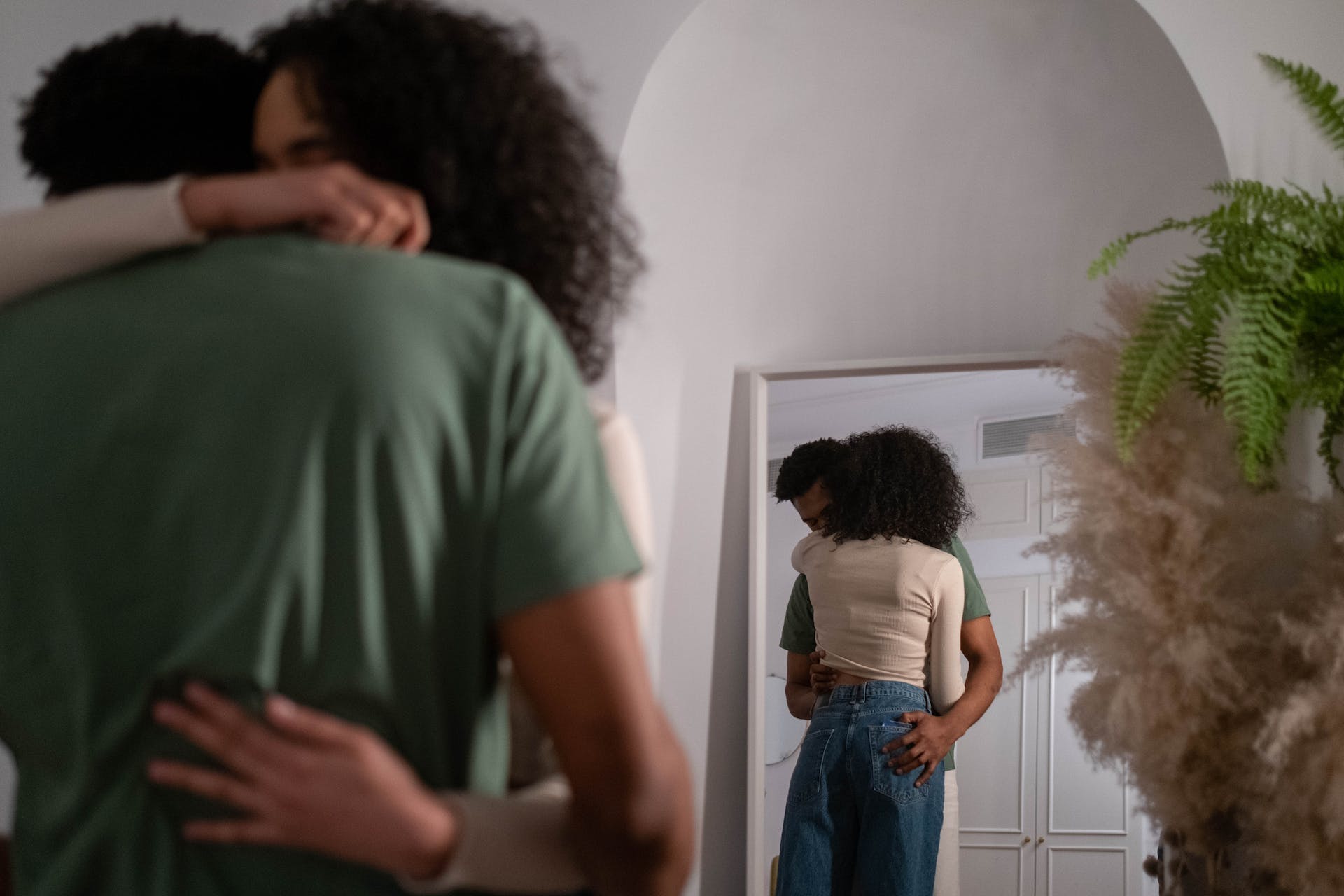 Un couple qui s'enlace devant un miroir | Source : Pexels