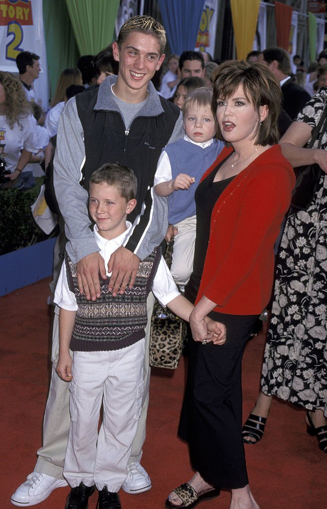Marie Osmond et ses fils Stephen, Michael et Brandon à la première de "Toy Story 2" le 13 novembre 1999. | Photo : Getty Images