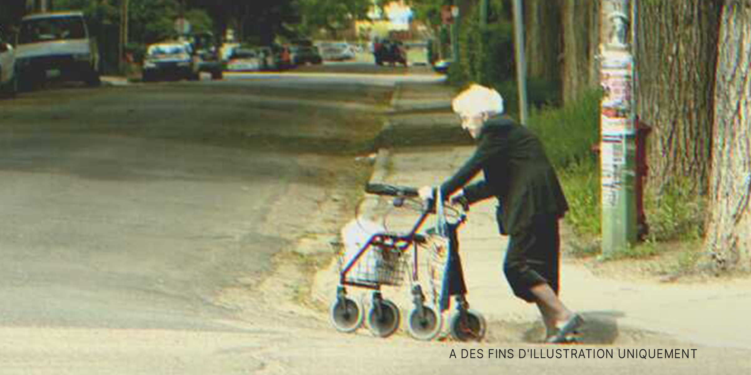 Une femme âgée dans la rue | Source : Flickr / Daniel Paquet