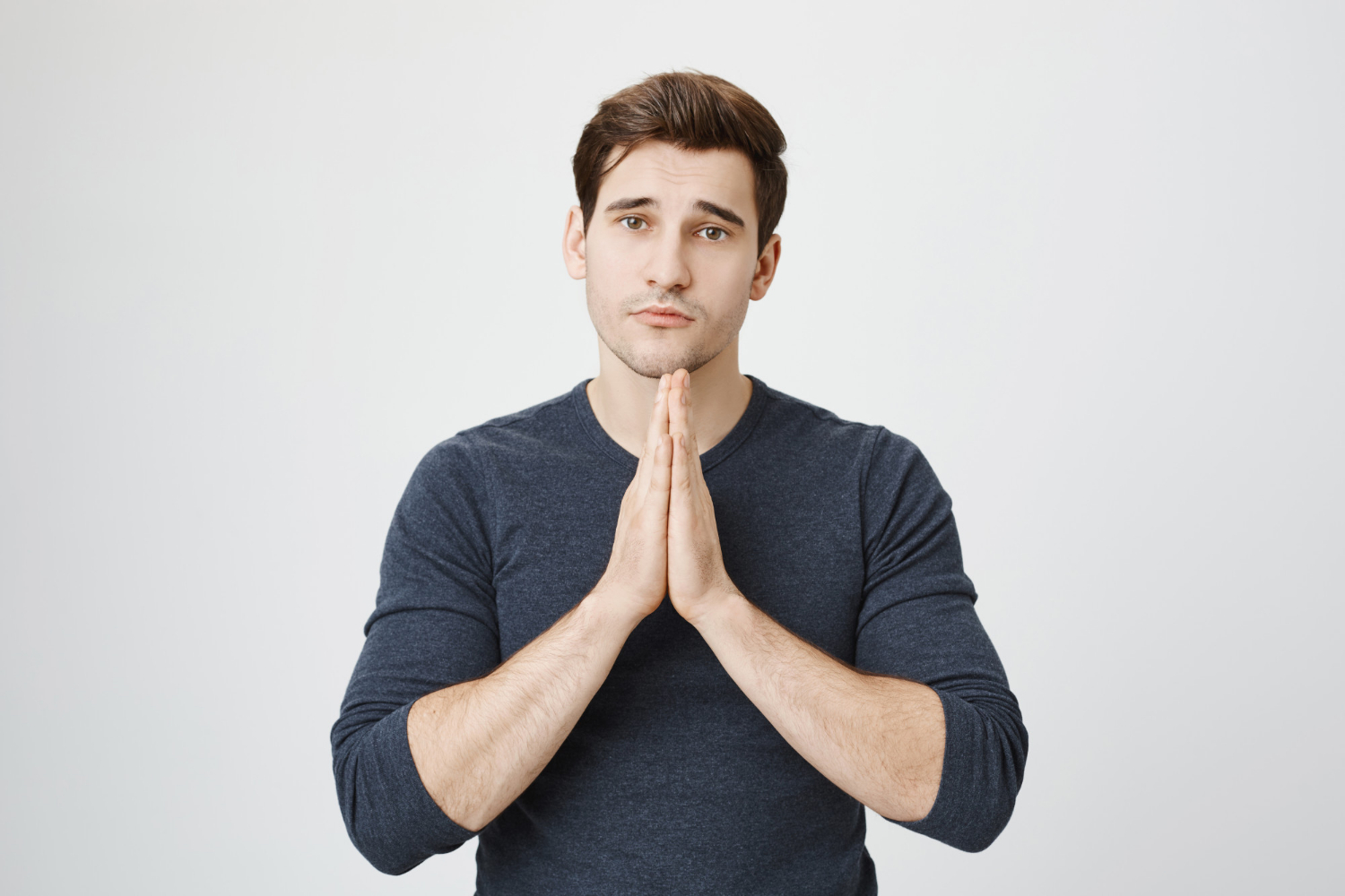 Un homme qui s'excuse | Source : Freepik