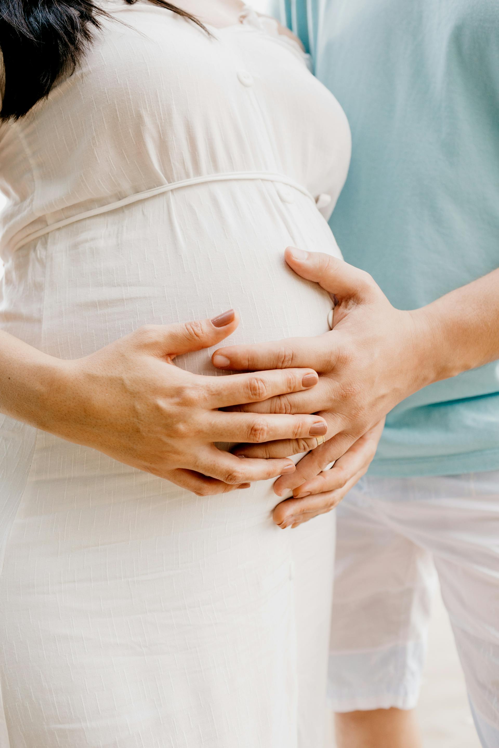 Un couple tenant un ventre de la femme enceinte | Source : Pexels
