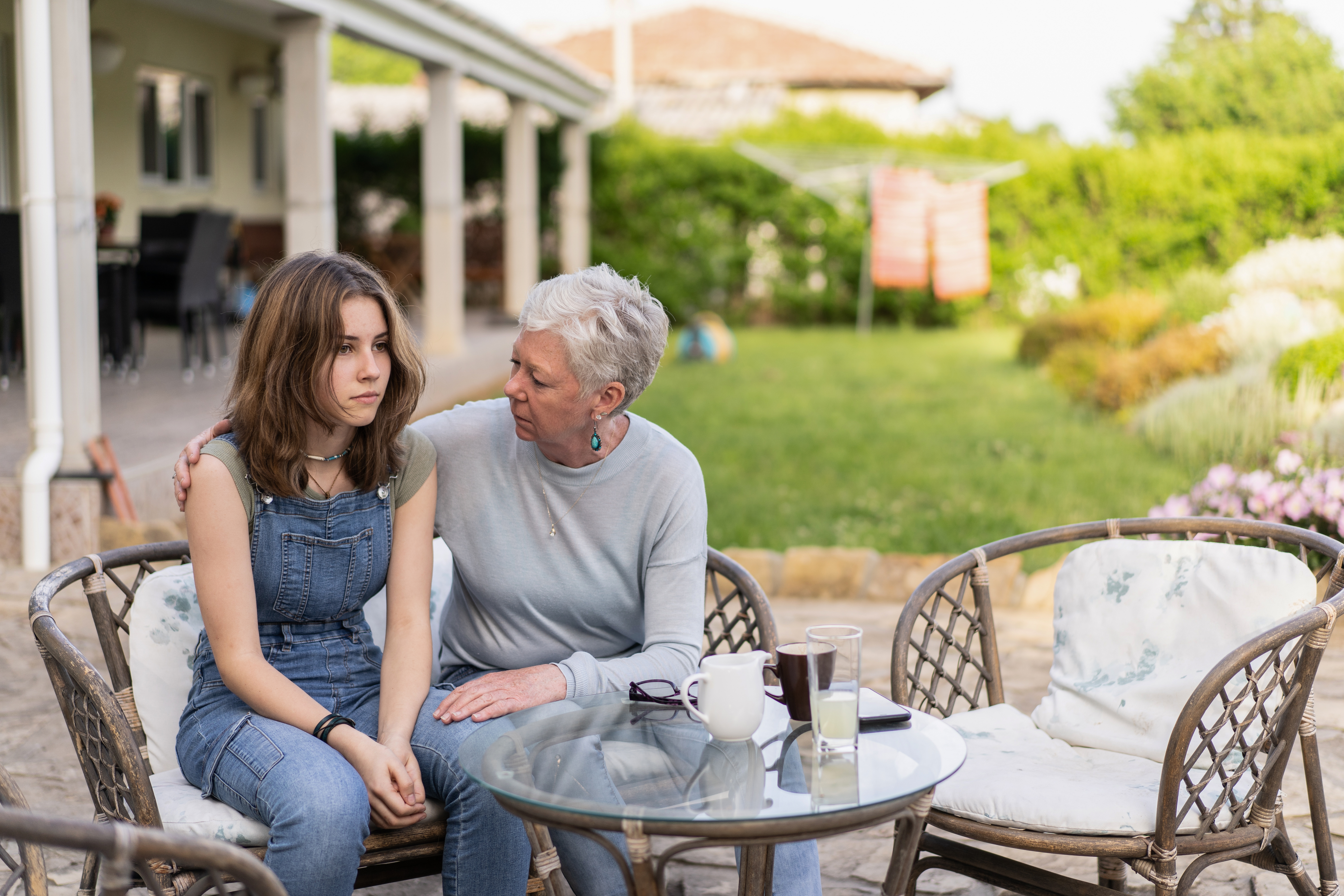 Une grand-mère parle à sa petite-fille | Source : Getty Images