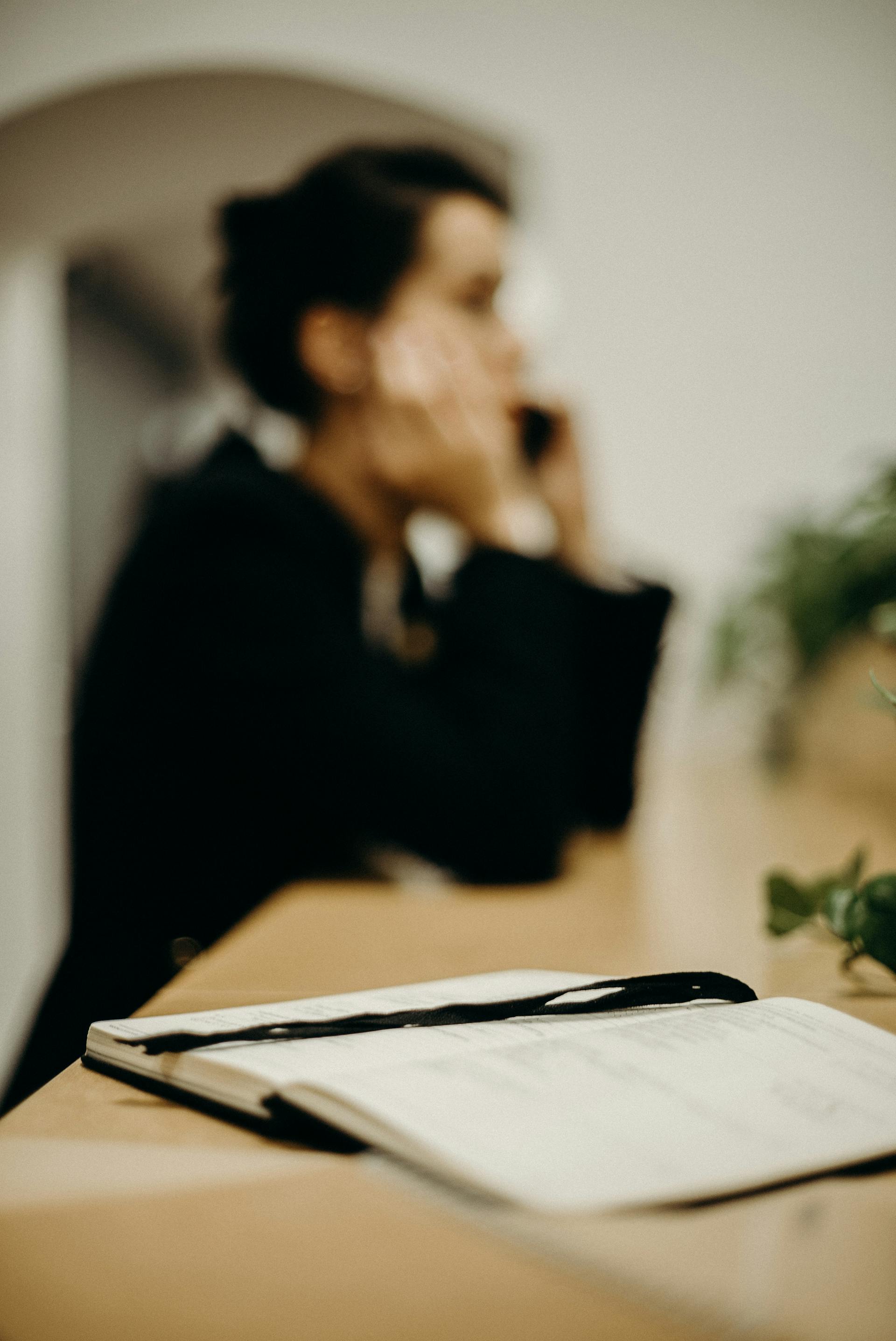 Une femme qui parle au téléphone | Source : Pexels