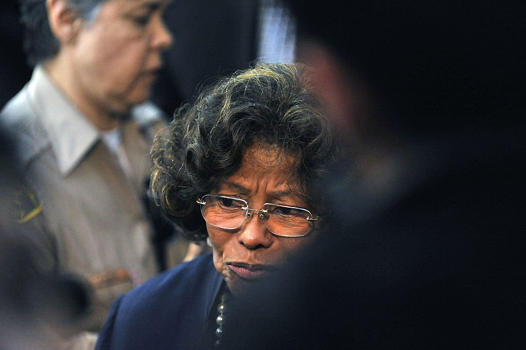 Katherine Jackson quitte le tribunal après la condamnation du Dr Conrad Murray à la Cour supérieure de Los Angeles le 29 novembre 2011 | Source: Getty Images