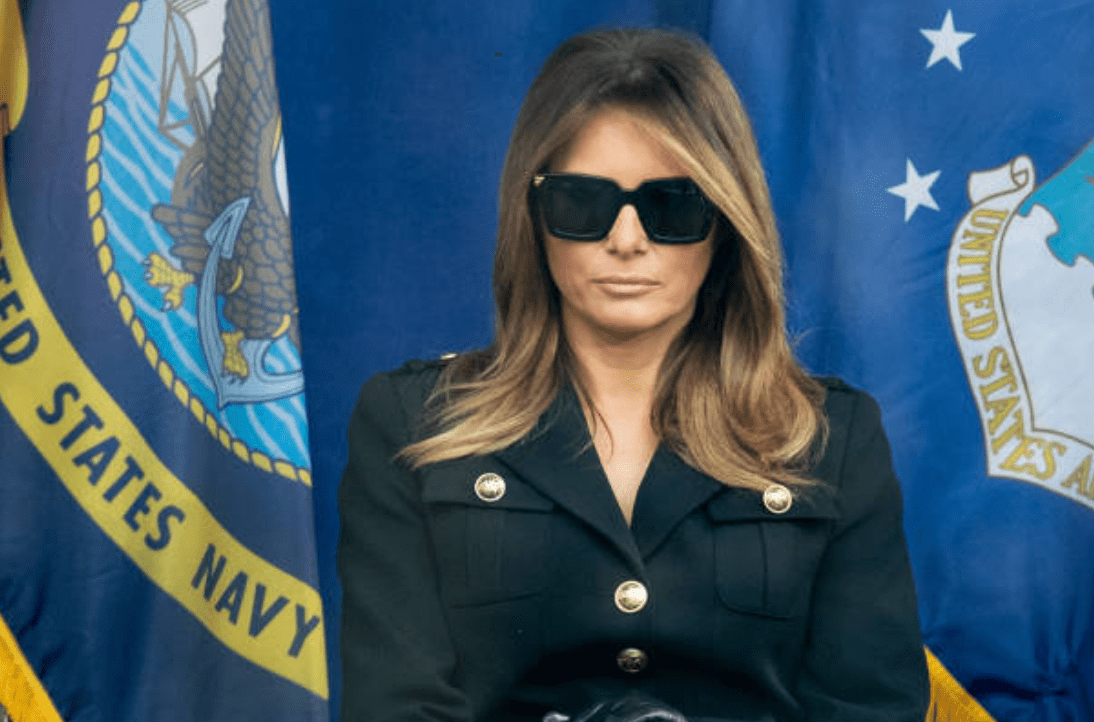 Melania Trump regarde le public assis sur le podium pendant le discours du président Donald J. Trumps lors du 100e défilé annuel de la Journée des anciens combattants, le 11 novembre 2019, New York | Source : Getty Images