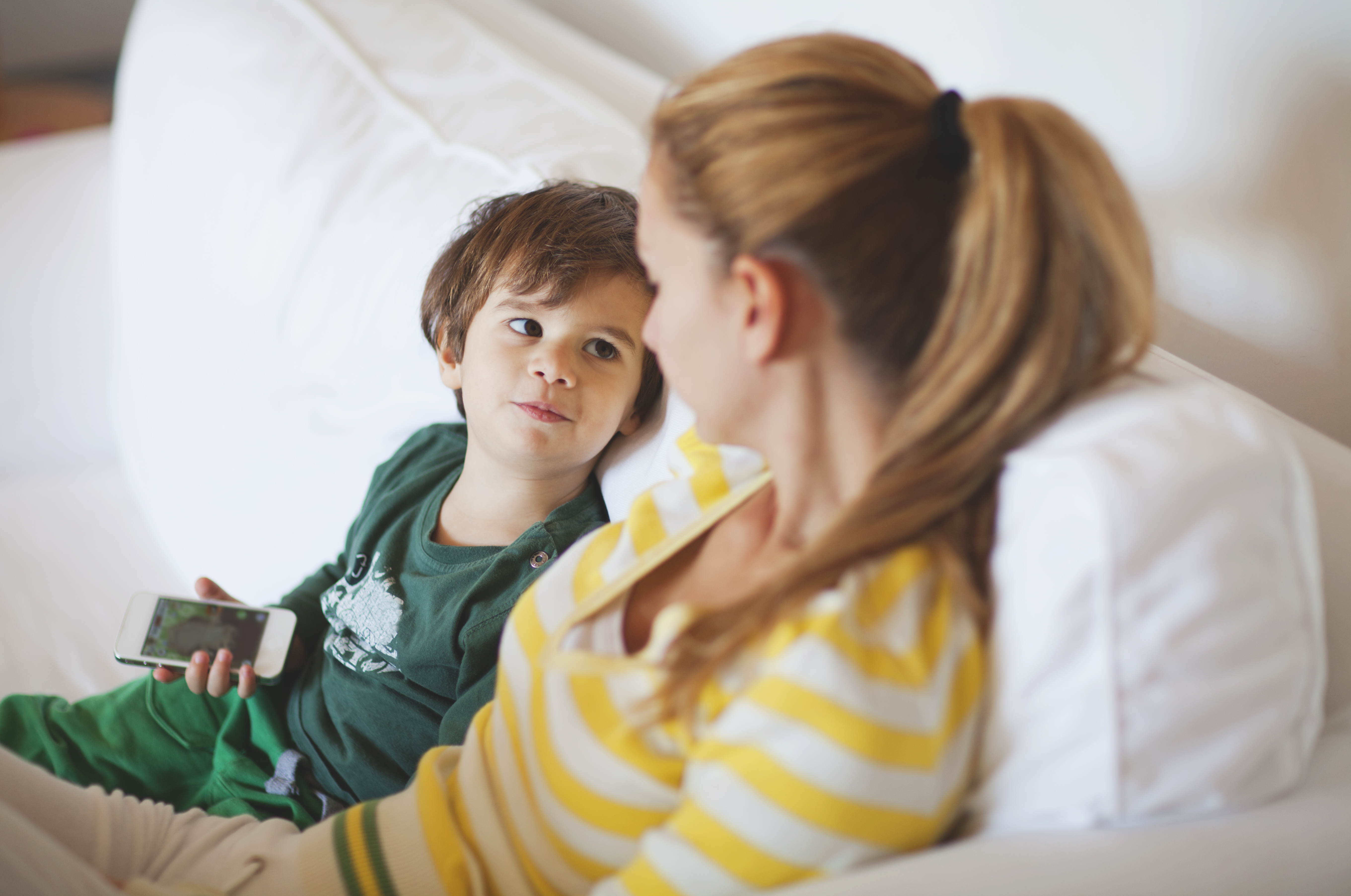 Une jeune femme qui parle à un petit garçon | Source : Getty Images