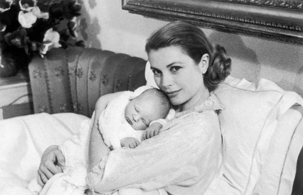 La Princesse Grace de Monaco tient tendrement son premier enfant, le Prince Albert, né le 14 mars 1958 à Monaco. | Photo : Getty Images