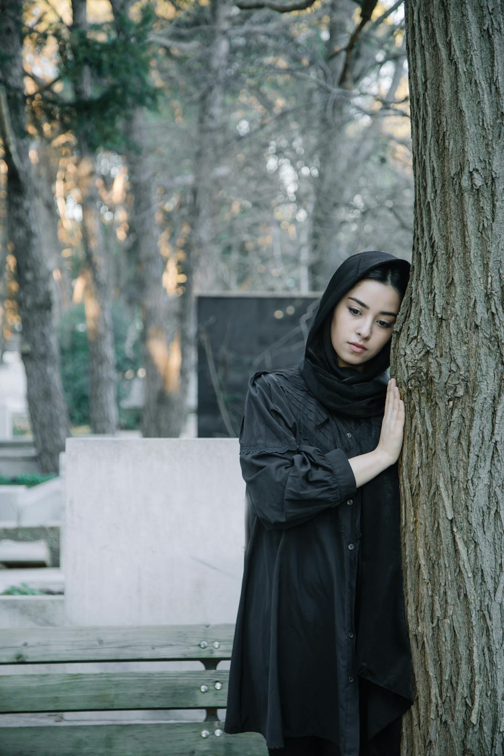 Une femme timide dans un cimetière ⏐ Source : Pexels