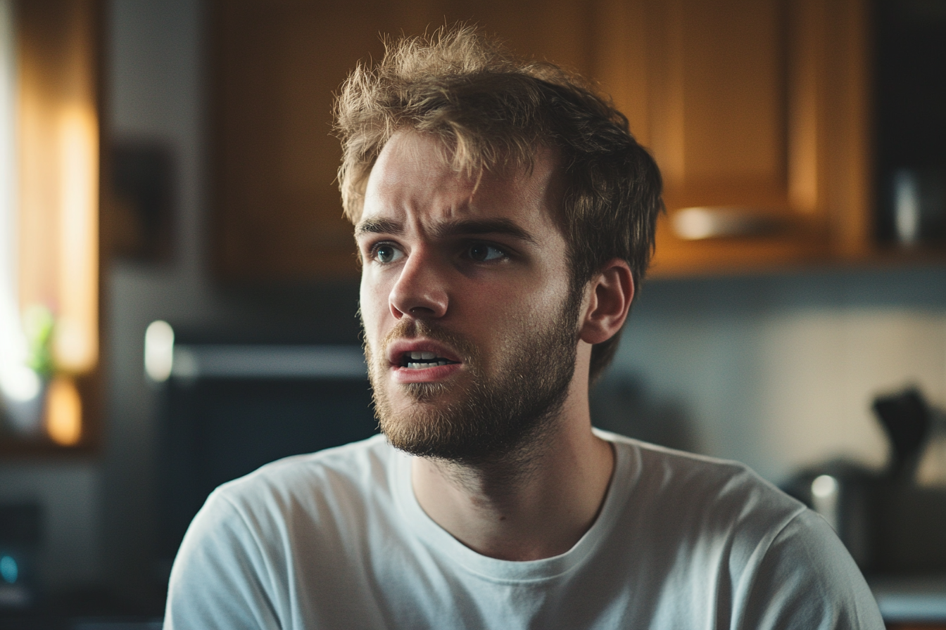 Un homme qui parle avec inquiétude à quelqu'un | Source : Midjourney