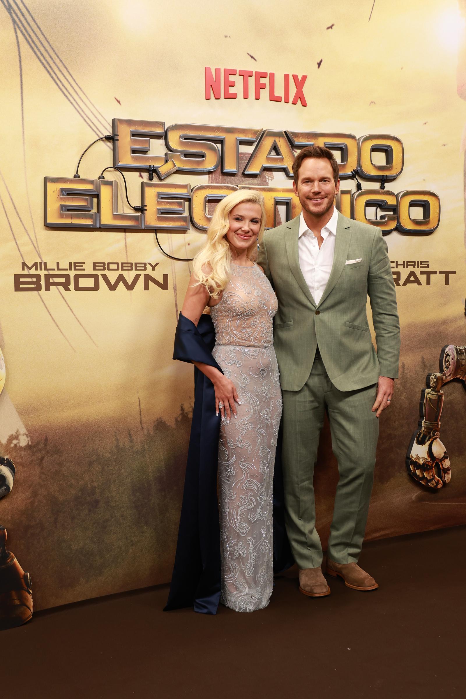 Millie Bobby Brown et Chris Pratt posant ensemble pour des photos. | Source : Getty Images