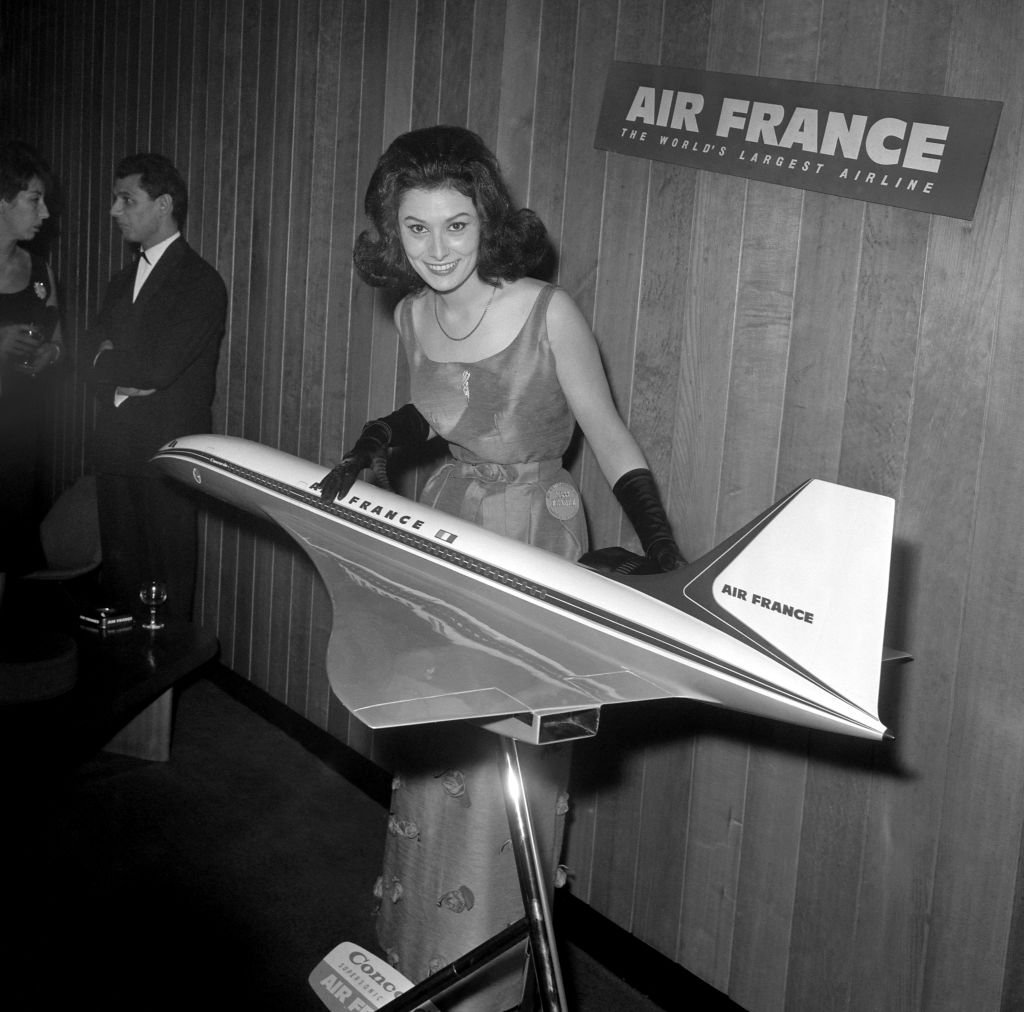 Miss France, Muguette Fabris, 23 ans, est à une réception donnée par Air France, 1963. | Photo : Getty Images