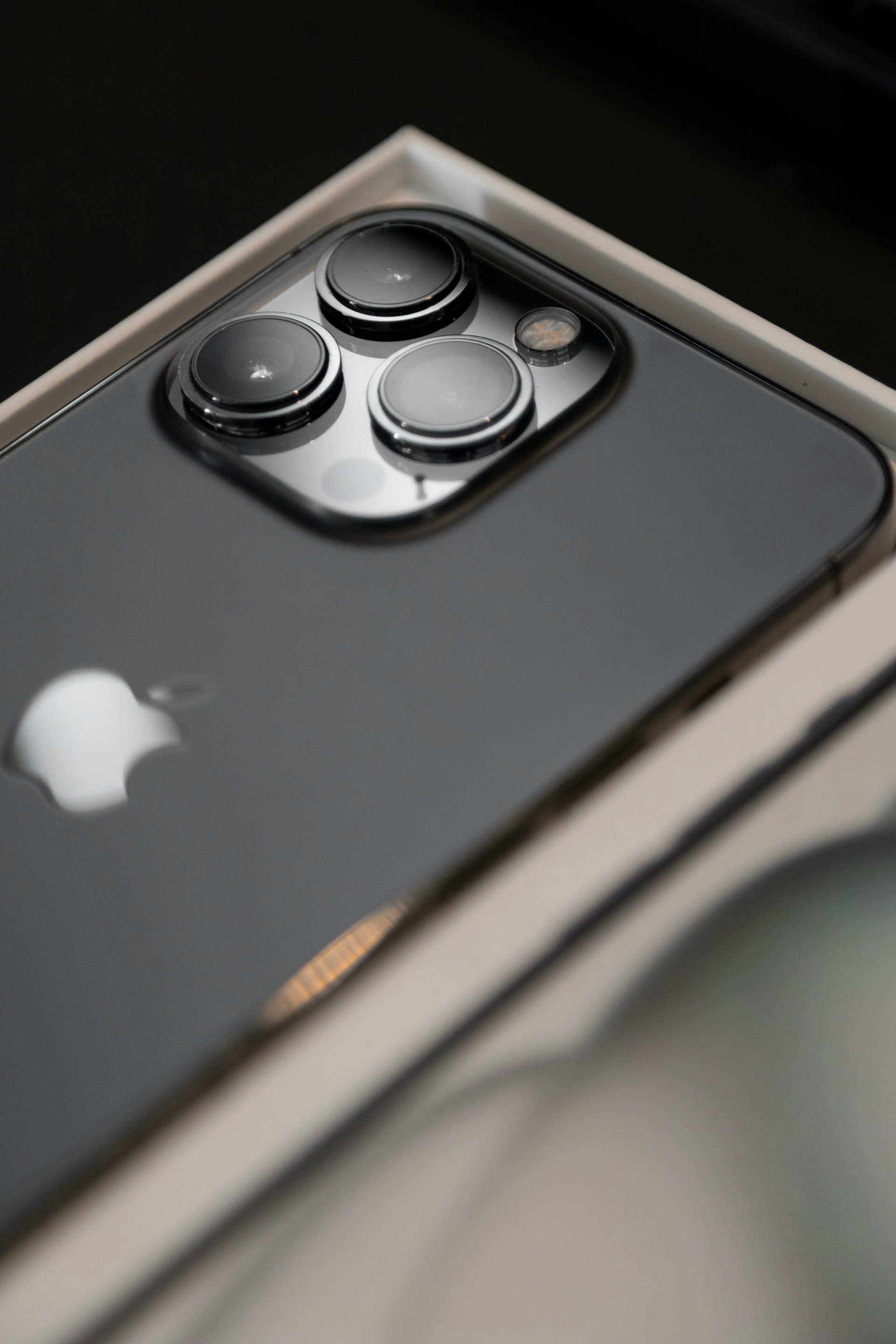 Gros plan sur un téléphone dans une boîte | Source : Unsplash