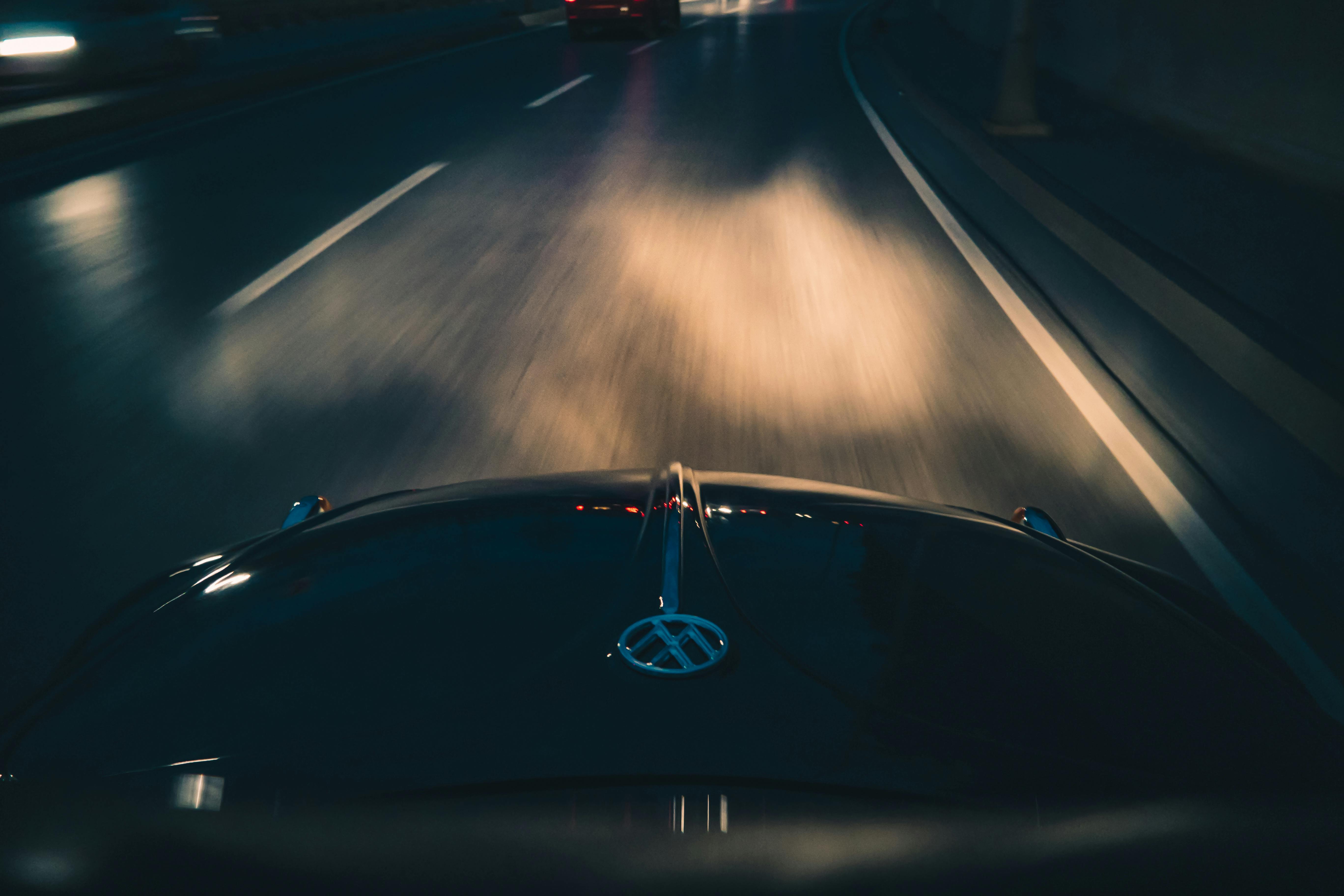 Une voiture conduite de nuit | Source : Pexels