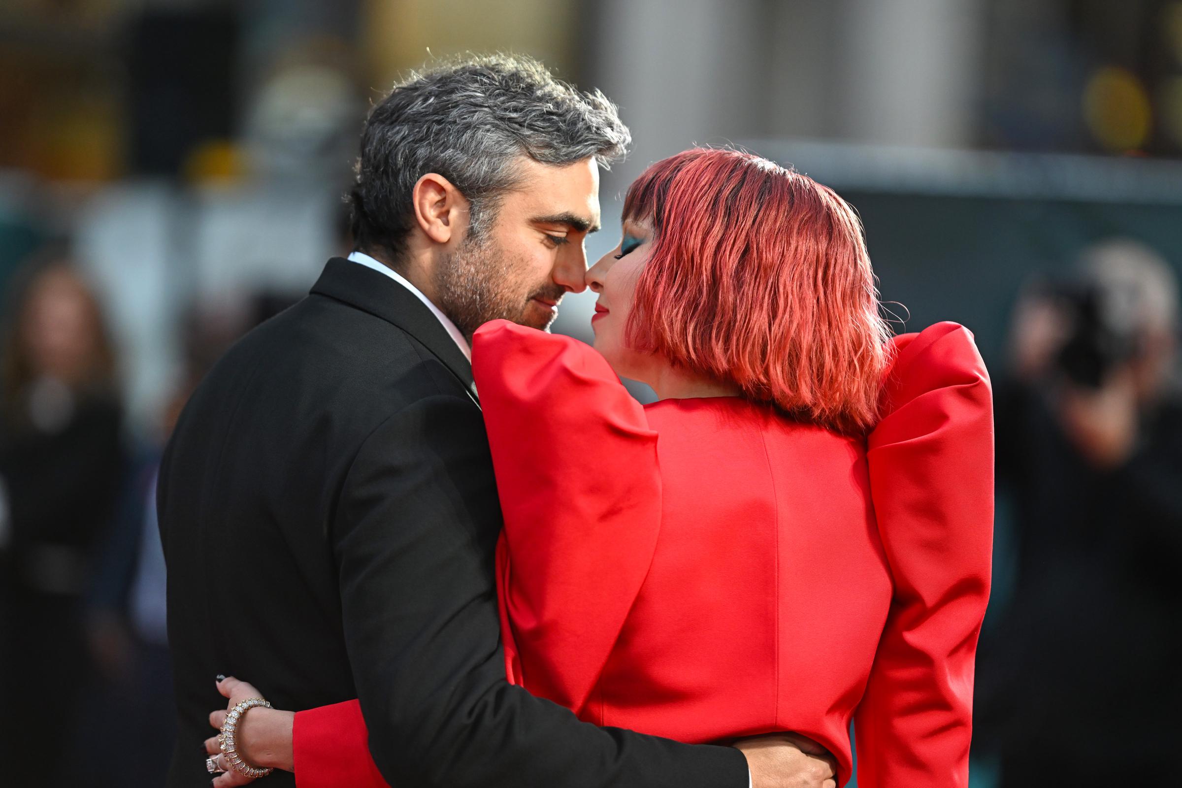 Même si Gaga et Polansky sont toujours fiancés, des sources proches du couple ont démenti les rumeurs selon lesquelles ils se seraient mariés en secret. Gaga avait déjà déclaré que les deux comptaient se marier "soon," but parenthood has become their biggest new chapter first. | Source: Getty Images