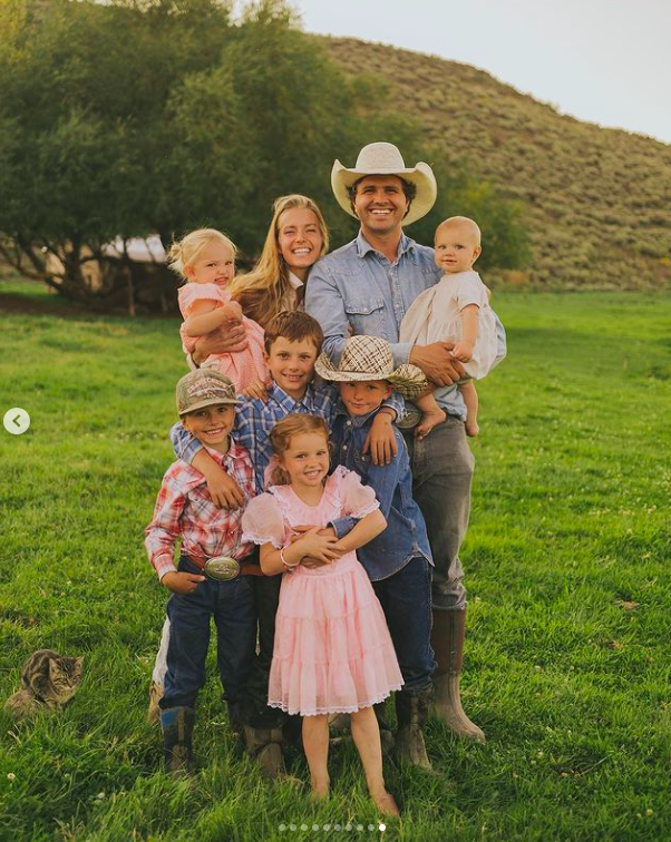 Hannah et Daniel Neeleman avec six de leurs enfants, sur une photo postée le 18 février 2022 | Source : Instagram/hogfathering et ballerinafarm.