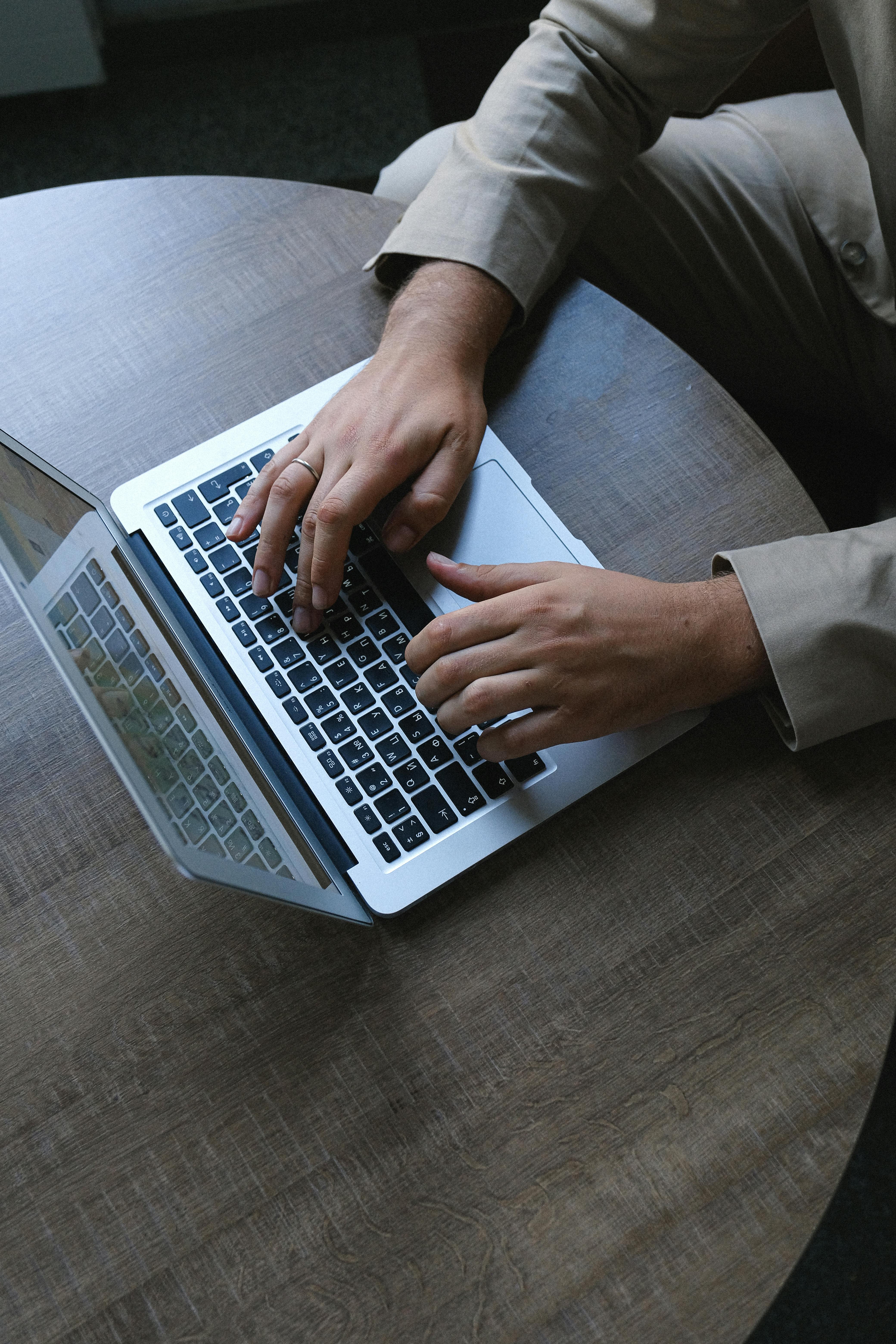 Un homme travaillant sur un ordinateur portable dans son bureau | Source : Pexels