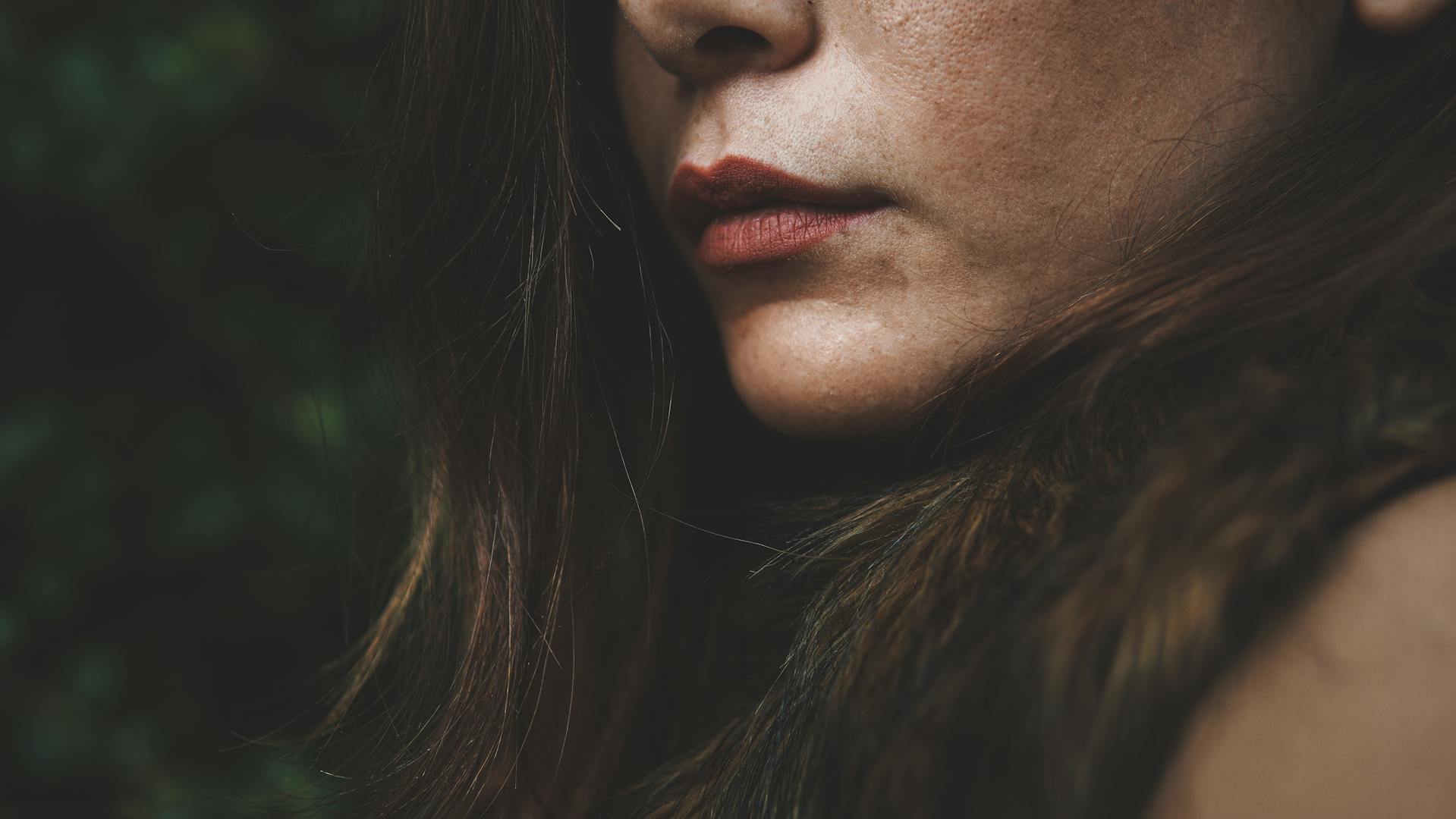 Gros plan sur la bouche sans sourire d'une femme | Source : Pexels