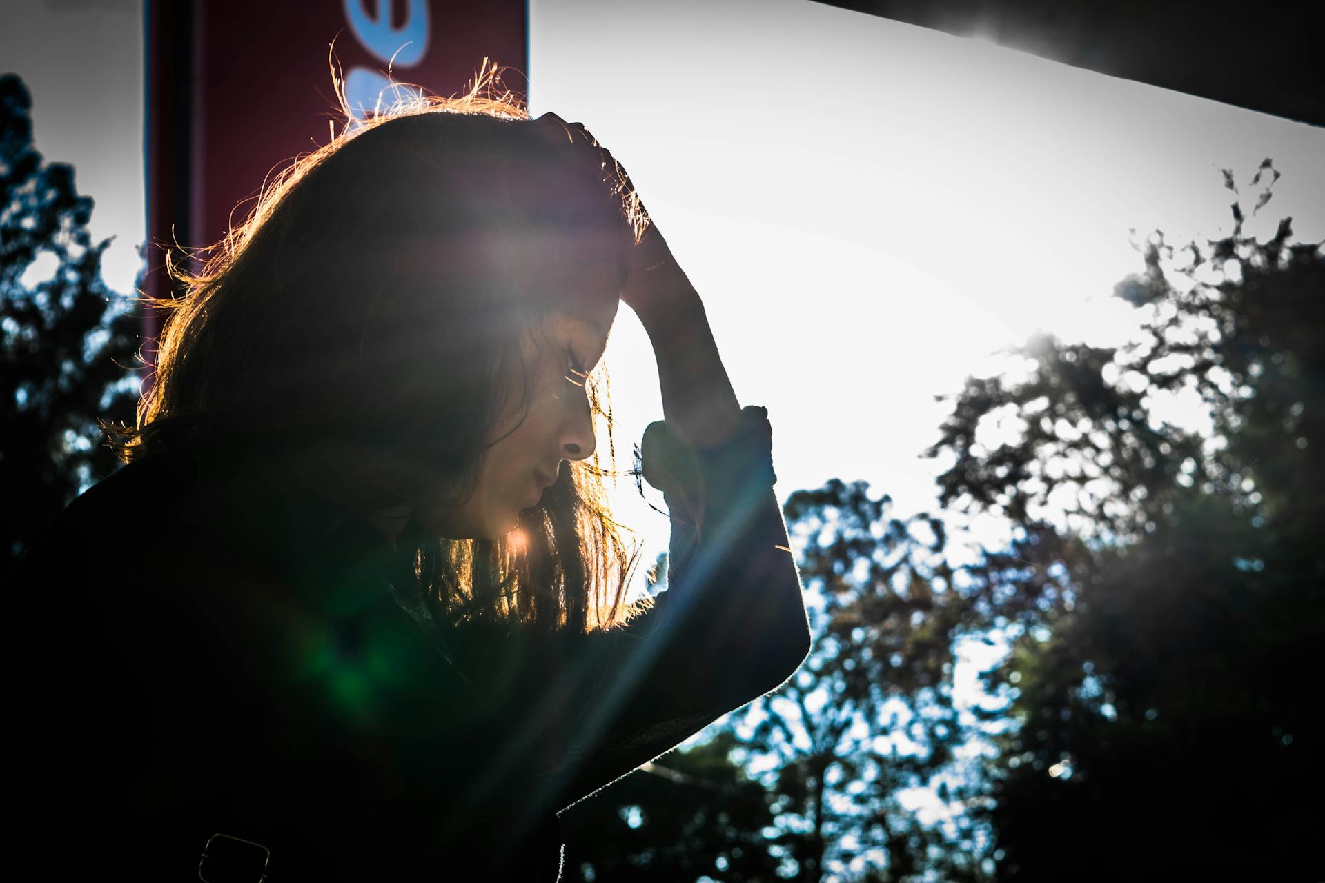 A woman standing with her hand on her head | Source: Pexels