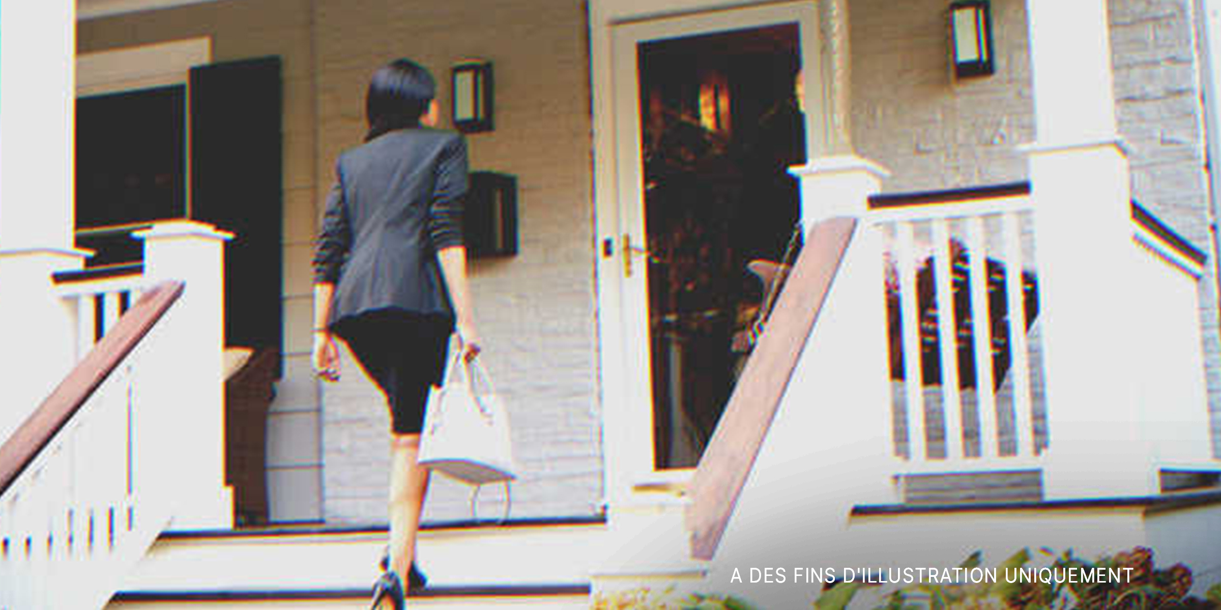 Une femme montant les escaliers | Source : Shutterstock.com