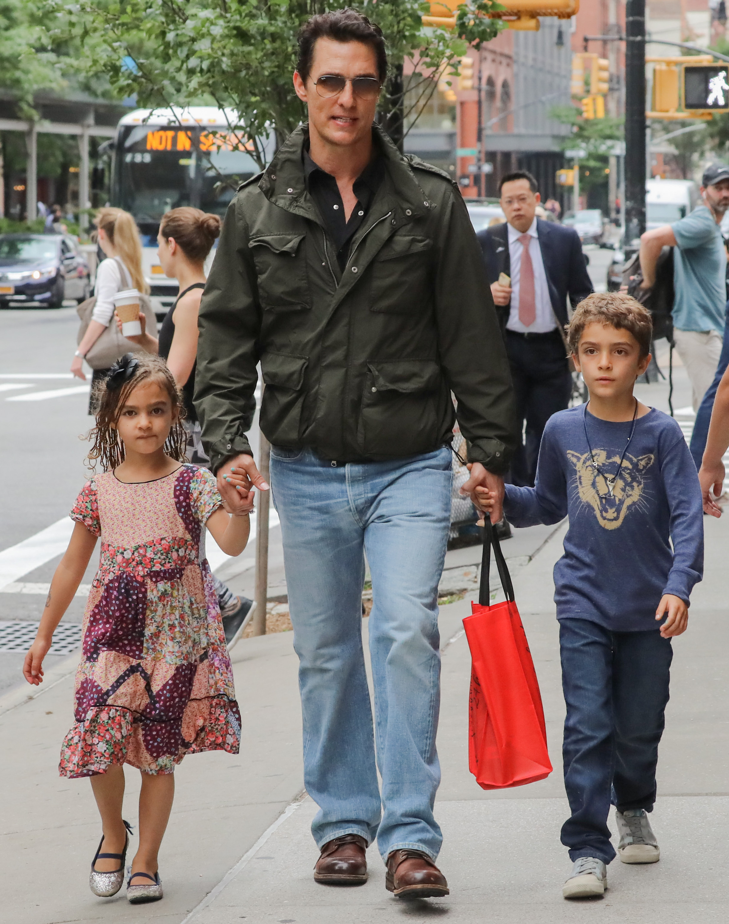 Matthew McConaughey vu avec Vida et Levi le 28 juin 2016, à New York | Source : Getty Images