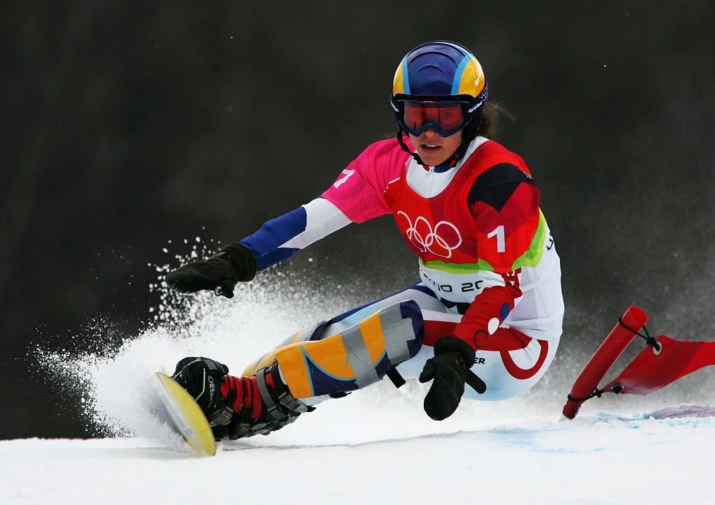 Julie Pomagalski de France participe à la finale du slalom géant parallèle de snowboard féminin le jour 13 des Jeux Olympiques d'hiver de Turin 2006. | Photo : Getty Images