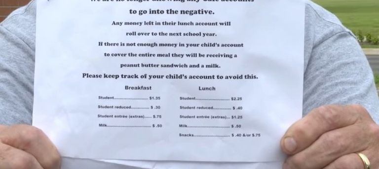 Le grand-père d'Anya, Dwight Howard, montrant le document de politique de la cafétéria de l'école lors d'une interview | Source : Youtube/ WISH-TV