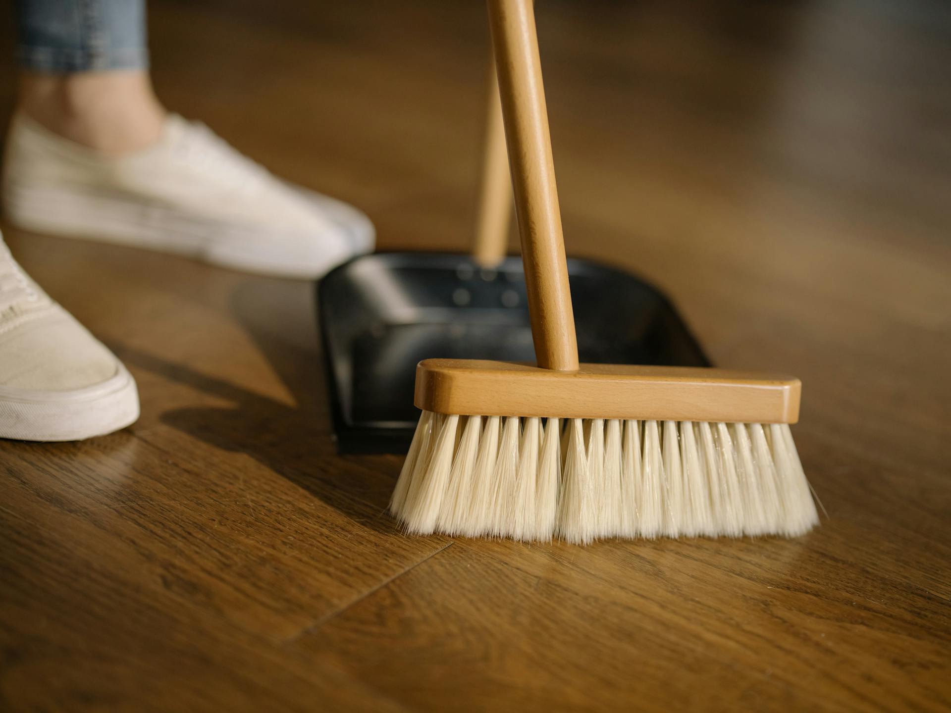 Une femme qui nettoie la maison | Source : Pexels