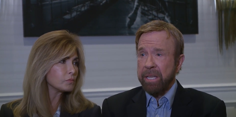 Une capture d'écran de Gena O'Kelly et Chuck Norris s'ouvrant sur son cauchemar médical, tirée d'une vidéo YouTube datée du 2 novembre 2017. | Source : YouTube/ KPIX | CBS NEWS BAY AREA