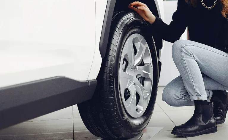 Le gars a attrapé la fille de sa femme en train de détruire sa voiture chère | Source : Pexels