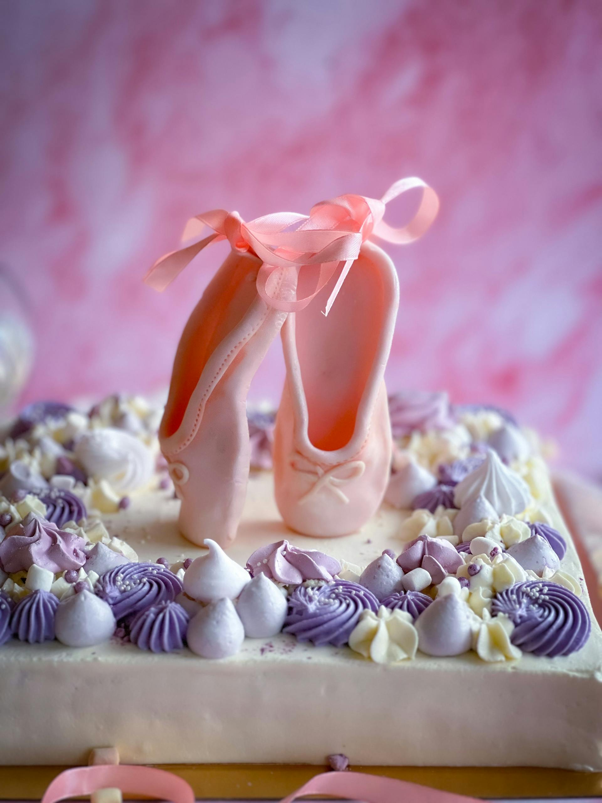Un gâteau décoré avec des pointes en fondant | Source : Pexels