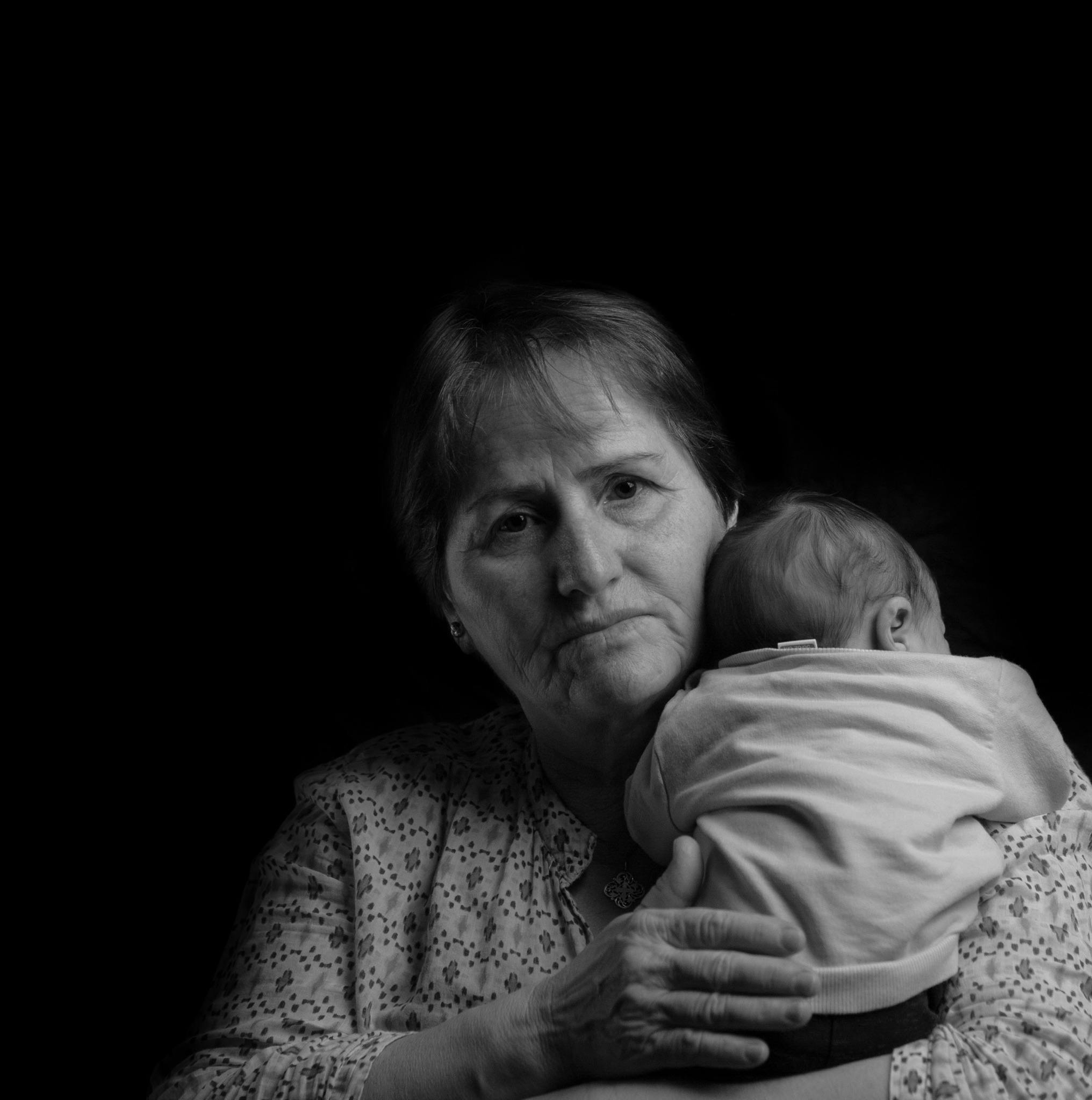 Une femme âgée bouleversée tenant un bébé | Source : Pexels