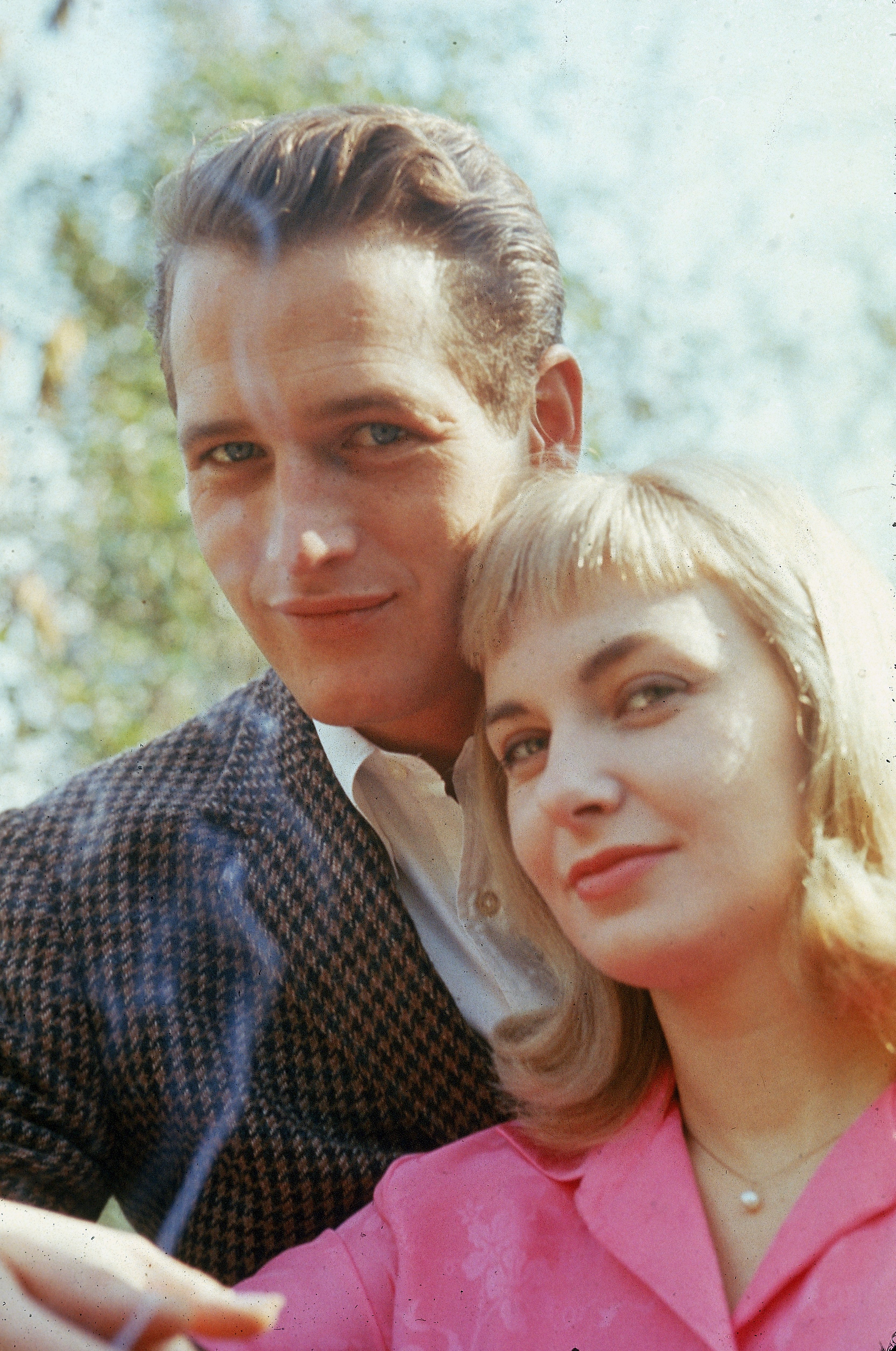 Paul Newman et Joanne Woodward photographiés en plein air en 1962 | Source : Getty Images