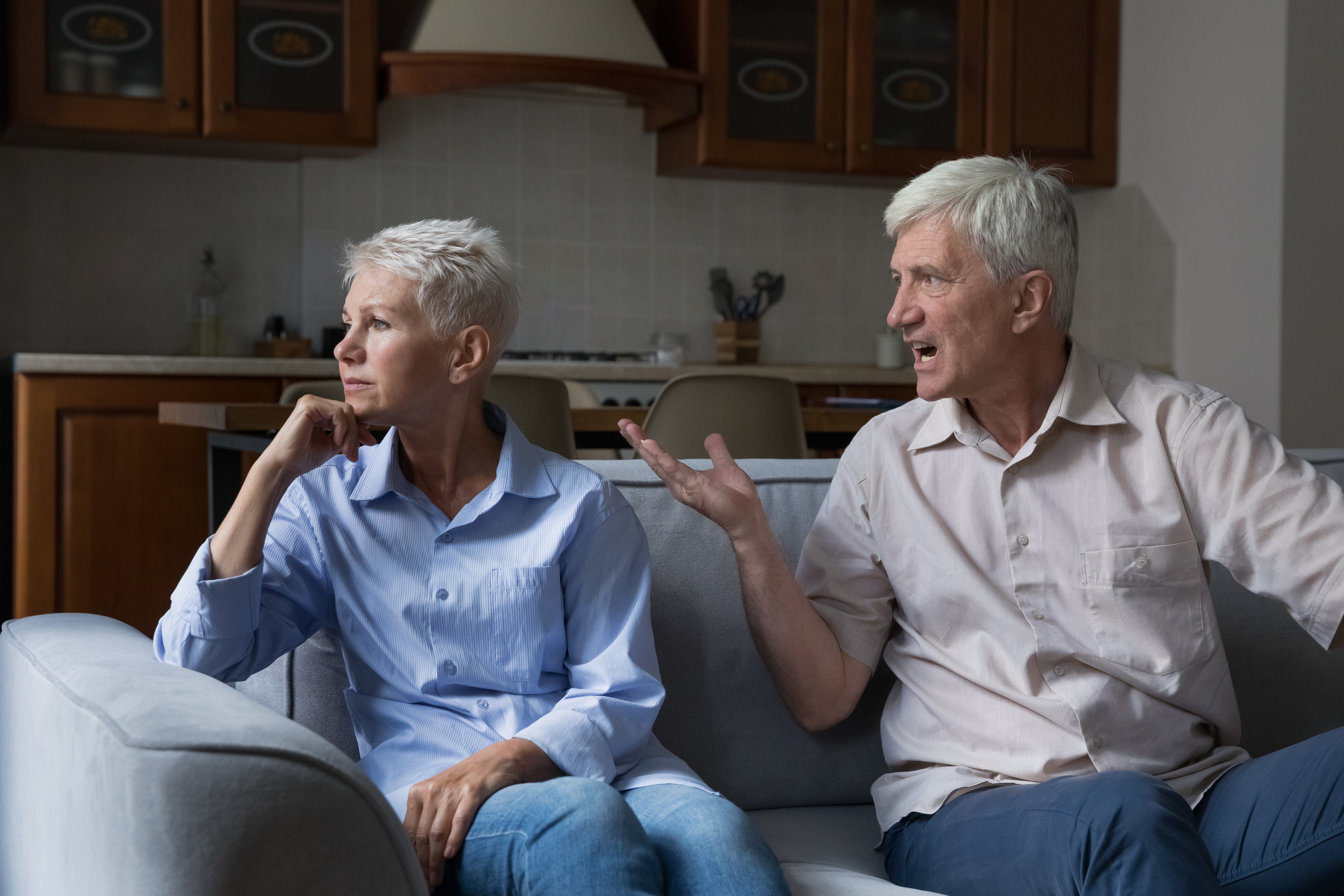 Un couple de personnes âgées se disputant | Source : Shutterstock