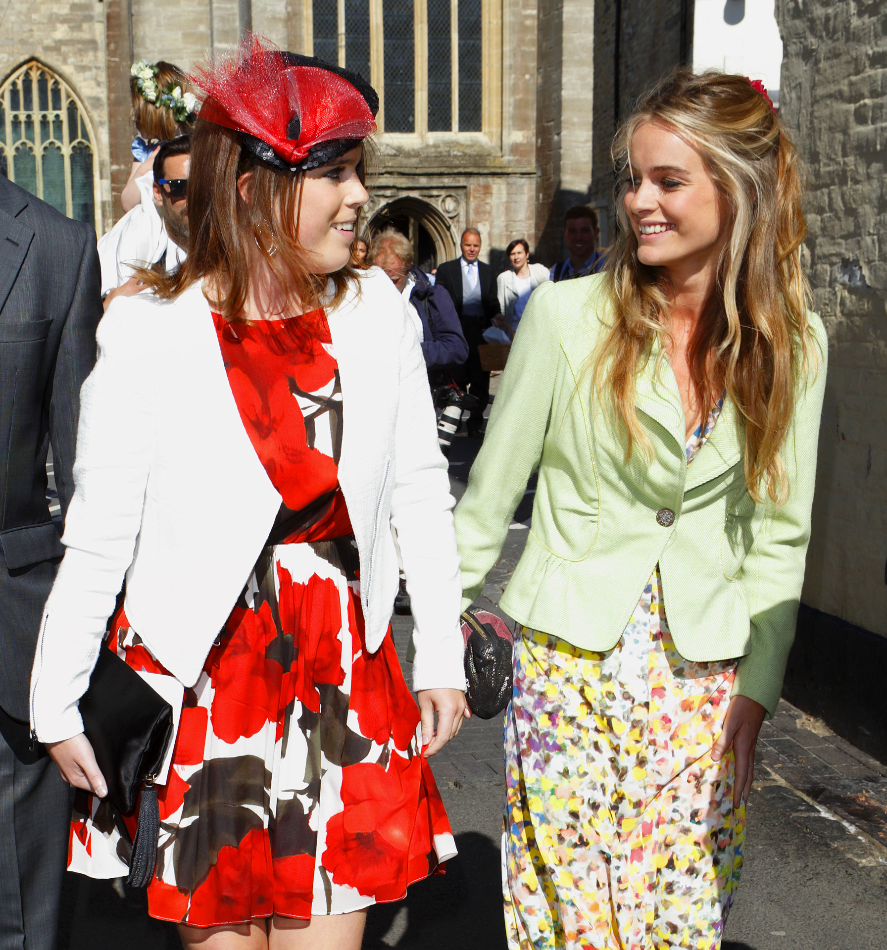 La princesse Eugenie et Cressida Bonas assistent au mariage de Lady Natasha Rufus Isaacs et Rupert Finch à l'église St John the Baptist le 8 juin 2013 à Cirencester, en Angleterre. | Source : Getty Images